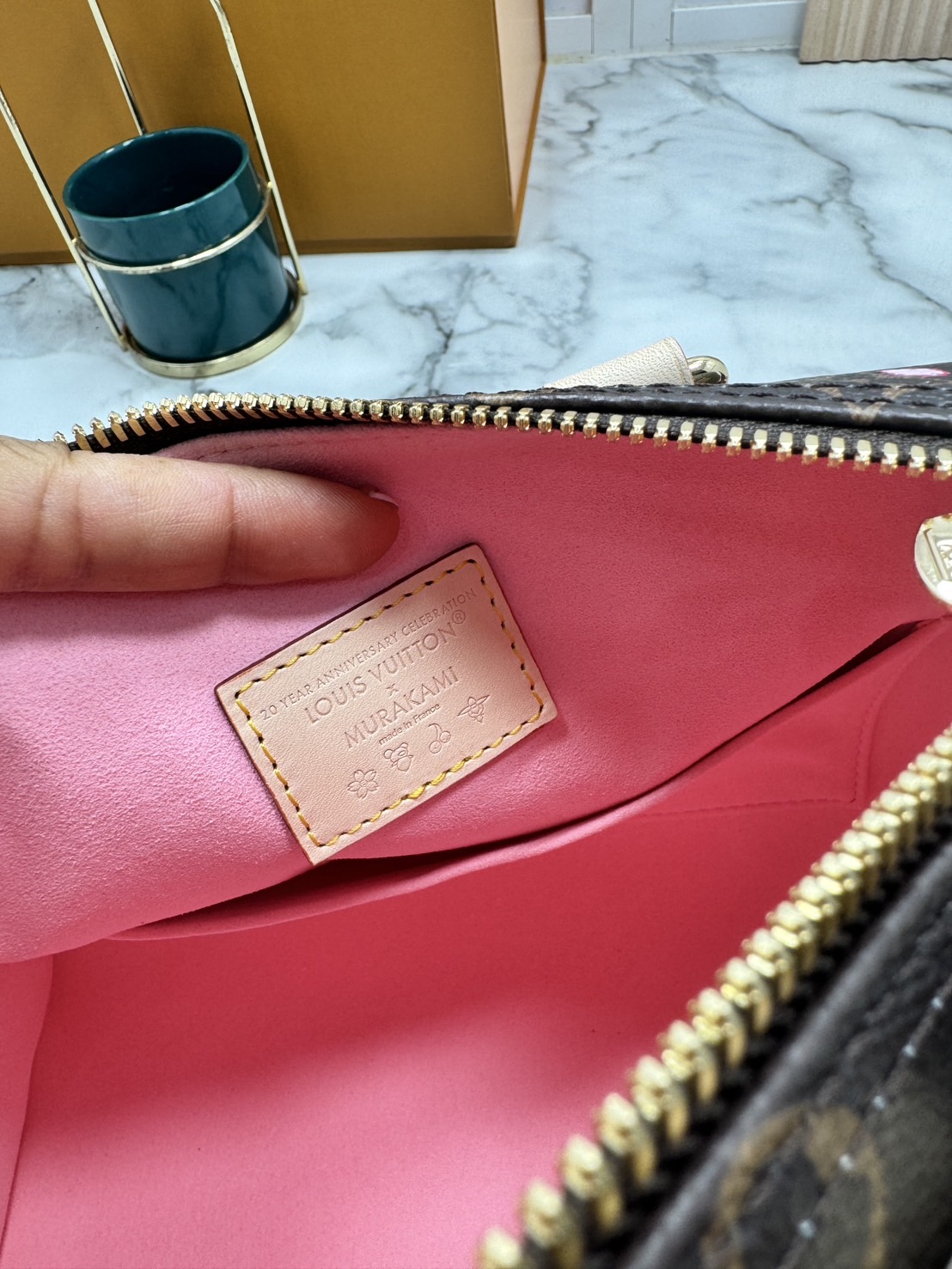 TOP ORI หนังแท้ | เกรดดีสุด LV x TM Speedy Bandoulière 25 Cherry Blossom bag กระเป๋าทรงหมอนที่ใครเห็นต้องเป็นคลั่งรัก ปรับลุคให้มีชีวิตชีวาด้วยลายดอกไม้เชอรี่บลอสซั่ม คอลใหม่สุดเอ็กซ์คลูซีฟ