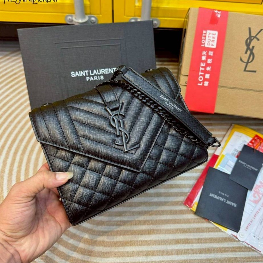 YSL envelope medium in matelassé leather shoulder bag กระเป๋าสะพายไหล่สุดฮอต โทนสีดำขับผิวสวยคลาสสิคตลอดกาล ทรงสวยดีไซน์เรียบหรู ดูติดแกลมสุดๆ โดดเด่นด้วยโลโก้ด้านหน้า เพิ่มดีเทลความผู้ดี