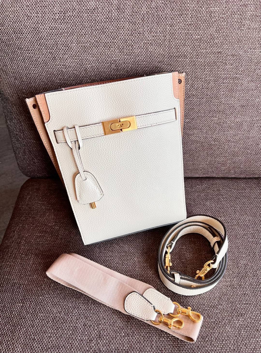 Large TORY BURCH LEE RADZIWILL PEBBIED BAG ((139014)) เป็นรุ่นที่สวย หรู น่าใช้มากๆค่ะ! ลุคหรูดูดีมากๆ กับกระเป๋าสะพายข้างจากTB ใบใหญ่