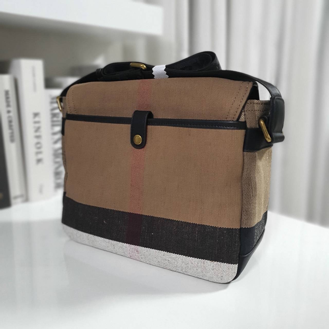 พร้อมเป็นของขวัญ มอบให้คุณผู้ชายแล้วค่ะ สำหรับ BURBERRY MASSENGER VINTAGE BAG VIP GIFT WITH PURCHASE (GWP) พรีเมี่ยมกิ๊ฟ Limited Edition จากBURBERRY วัสดุผ้าแคนวาสโทนสีสุภาพ คลาสสิค ด้ายหลังมีช่องกระดุมใหญ่ ตัวกระเป๋าเปิดปิดด้วยตัวล็อค ภายในมีช่องแยก2ช่อง