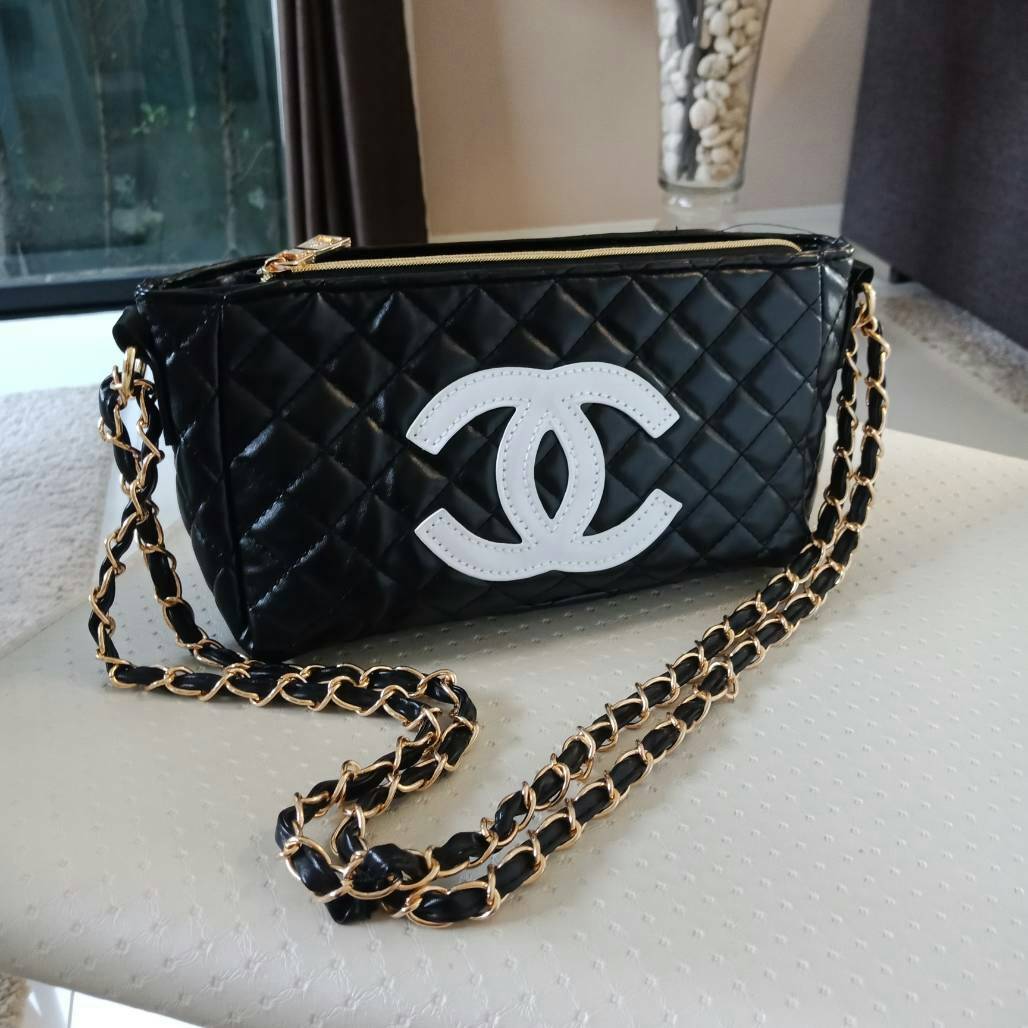 New Arrival 2018!!! Chanel Cosmetic Cluth Bag With Chain กระเป๋าทรงสวยหรู อะไหล่ทองจาก Chanel Cosmetic Counter VIP Gift วัสดุหนังสังเคราะห์ PU เต็มใบ เปิดปิดด้วยซิปปั้มหัวซิปแบรนด์ ซับในสกรีนโลโก้ ภายในกว้างใส่กระเป๋าสตางค์ใบยาว iphone เครื่องสำอาง มาพร้อ