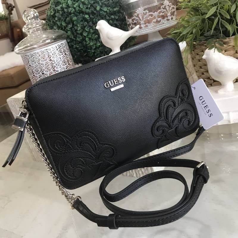 GUESS CROSSBODY DEVYN BAG 2018 Best seller! กระเป๋าสะพาย ทรงเหลี่ยม สวยอยู่ทรง ด้านหน้าประดับ logo brand ปักหนังขึ้นลายสวย ดูมีดีเทล เปิดปิดด้วยซิปประดับแม่กุญแจ ภายในโล่งกว้าง ใส่กระเป๋าสตางค์ใบยาว มือถือ ของจุกจิกได้เยอะ มีช่องซิป และช่องใส่ของจุกจิก ซั