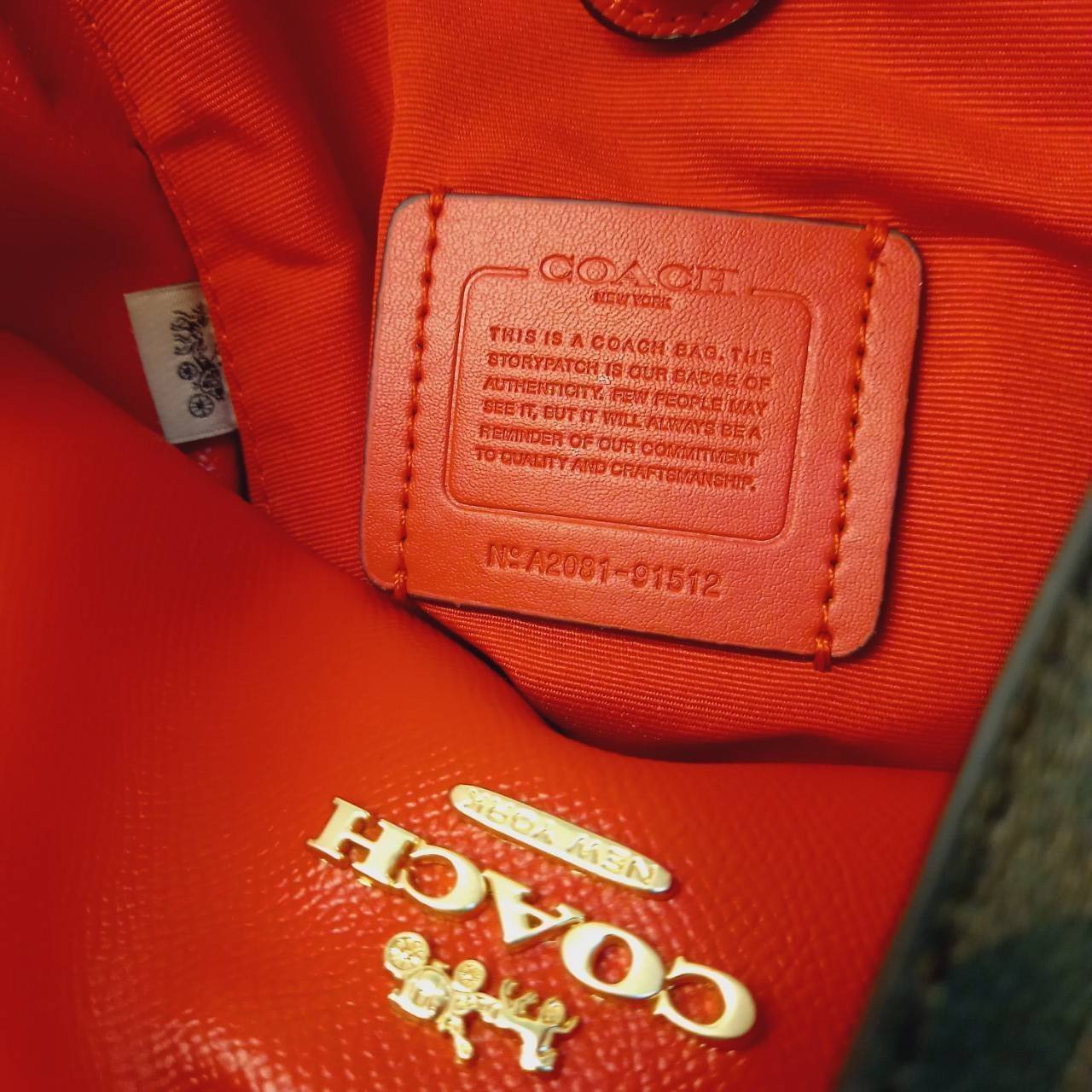 ใบใหญ่ 10" COACH TOWN BUCKET BAG IN SIGNATURE CANVAS (COACH 91512) 🌺 เป็นสีที่ขายดีมากๆ และหายากมากๆด้วย!! //ขนาด 10 นิ้ว ใส่ของได้จุใจ!! //กระเป๋าสะพายข้าง //วัสดุหนังแคนวาสอย่างดี หนังสวย อยู่ทรง มีสายสะพายยาว ใช้สะพายเป็นคลอสบอดี้ได้ สายยา