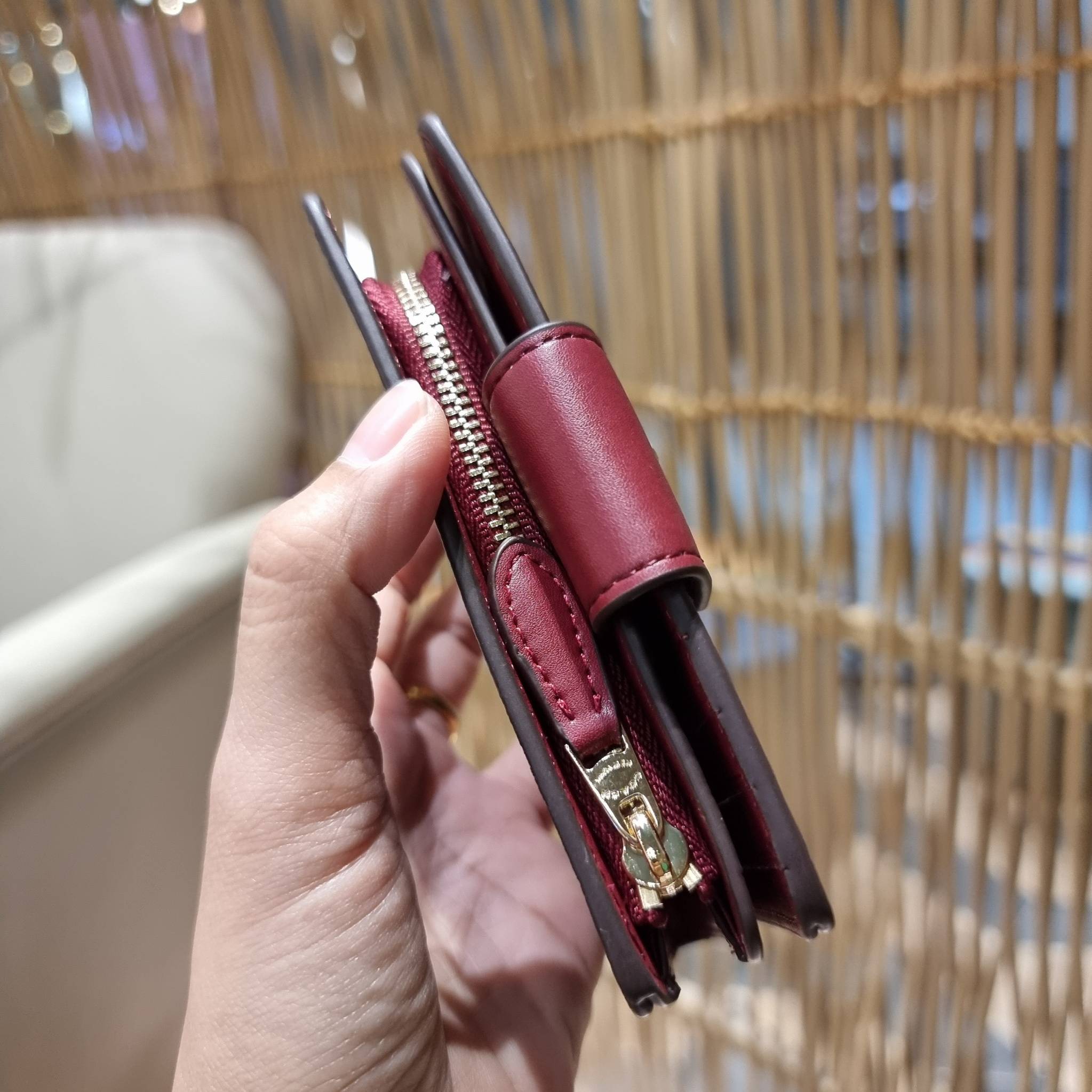 COACH C7414 MEDIUM CORNER ZIP WALLET WITH ORNAMENT PRINT คอลเลคชั่นใหม่ กระเป๋าสตางค์ใบกลาง ดีไซน์ใหม่ สุดหรู คละลายพริ้นท์เต็มใบ น่าใช้ไปอีก วัสดุหนังแคนวาสเคลือบลาย ภายในมีช่องใส่บัตร ใส่ธนบัตรได้ครบ และมีช่องซิปแยก ใบจริงสวยมากๆ แนะนำจ้า ราคาสุดคุ้มครบ