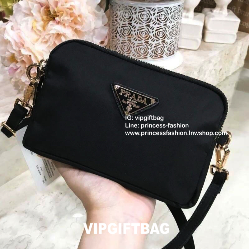 PRADA CROSSBODY BAG WITH ZIP GIFT WITH PURCHASE (GWP) กระเป๋าสะพายพรีเมี่ยมกิ้ฟ Limited Edition จากเคาน์เตอร์แบรนด์ดีไซน์เรียบหรูดูดี วัสดุ Nylon & Polyester 100% เนื้อหนาคุณภาพดีตามแบบฉบับของแบรนด์ ด้านหน้าประดับโลโก้มีช่องแบ่ง3ช่องเป็นสัดส่วนเปิดปิดด้วย