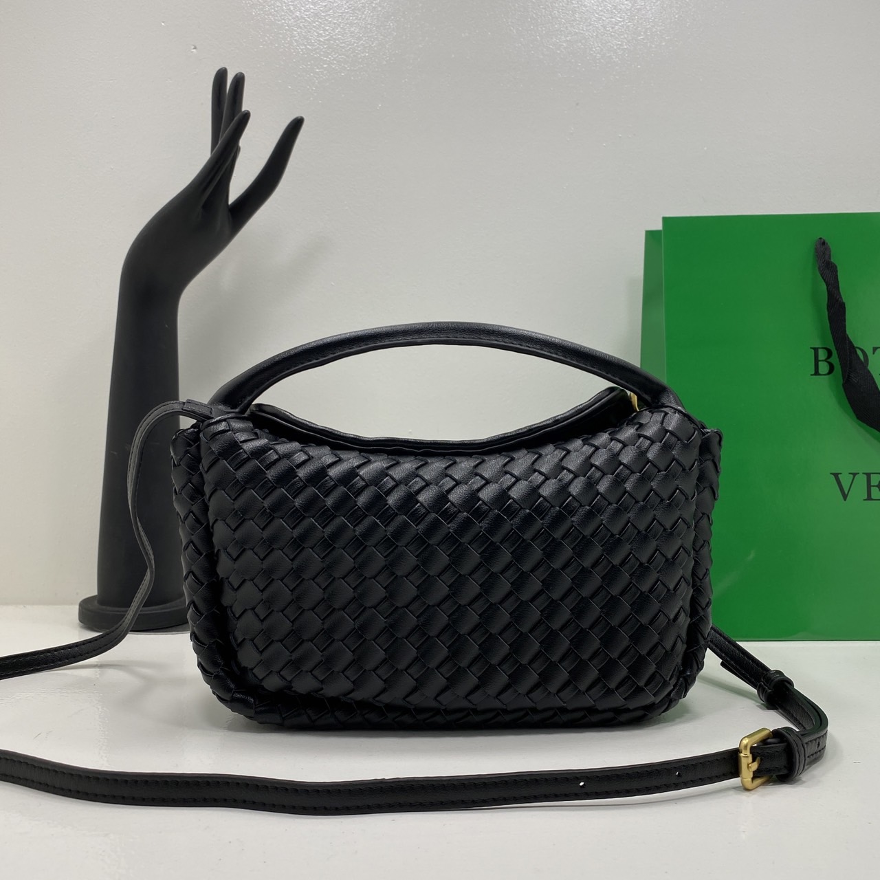 BOTTEGA intrecciato leather Snap Handle Handbag กระเป๋าถือ/สะพาย ดีไซส์สานเป็นเอกลักษณ์ หูจับในตัว หนังสวยงาม เกรดออริ สลับแท้ 1:1 ใช้งานต่างประเทศได้