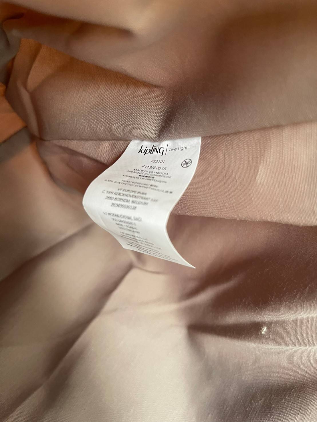 Kipling Stacey Tote Bag(KI3101) คอลเลคชั่นใหม่ล่าสุดจากkipling เป็นกระเป๋าที่มีสายคล้องเอาไว้ใช้งานบริเวณไหล่ สามารถจัดเก็บสิ่งของได้ในจำนวนมาก รวมไปถึงตัวซิปที่มีความไหลลื่น ใช้งานง่ายไม่มีสะดุดในขณะเดียวกันตัวกระเป๋าเองก็มีน้ำหนักเบามาก ๆ พื้นฐานที่สามา