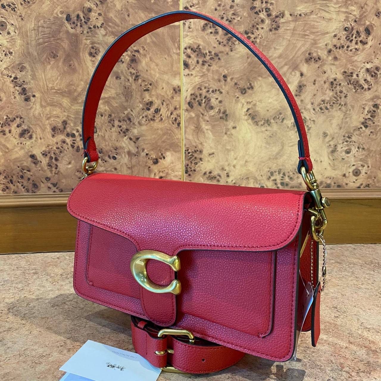 COACH TABBY SHOULDER BAG 26 ((73995)) พัฒนามากจากกระเป๋า Coach รุ่นดังยุค 1970 ทำจากผ้า Canvas เคลือบลายซิกเนเจอร์ หนังลายกรวดและหนังกลับ ด้วยวัสดุคลาสสิค มากับสายที่ถอดได้ถึง 2 สาย ไม่ว่าจะเป็นสายหิ้วหรือสายสะพาย หนังลายกรวดและหนังลูกวัวแบบเนื้อละเอียด แ