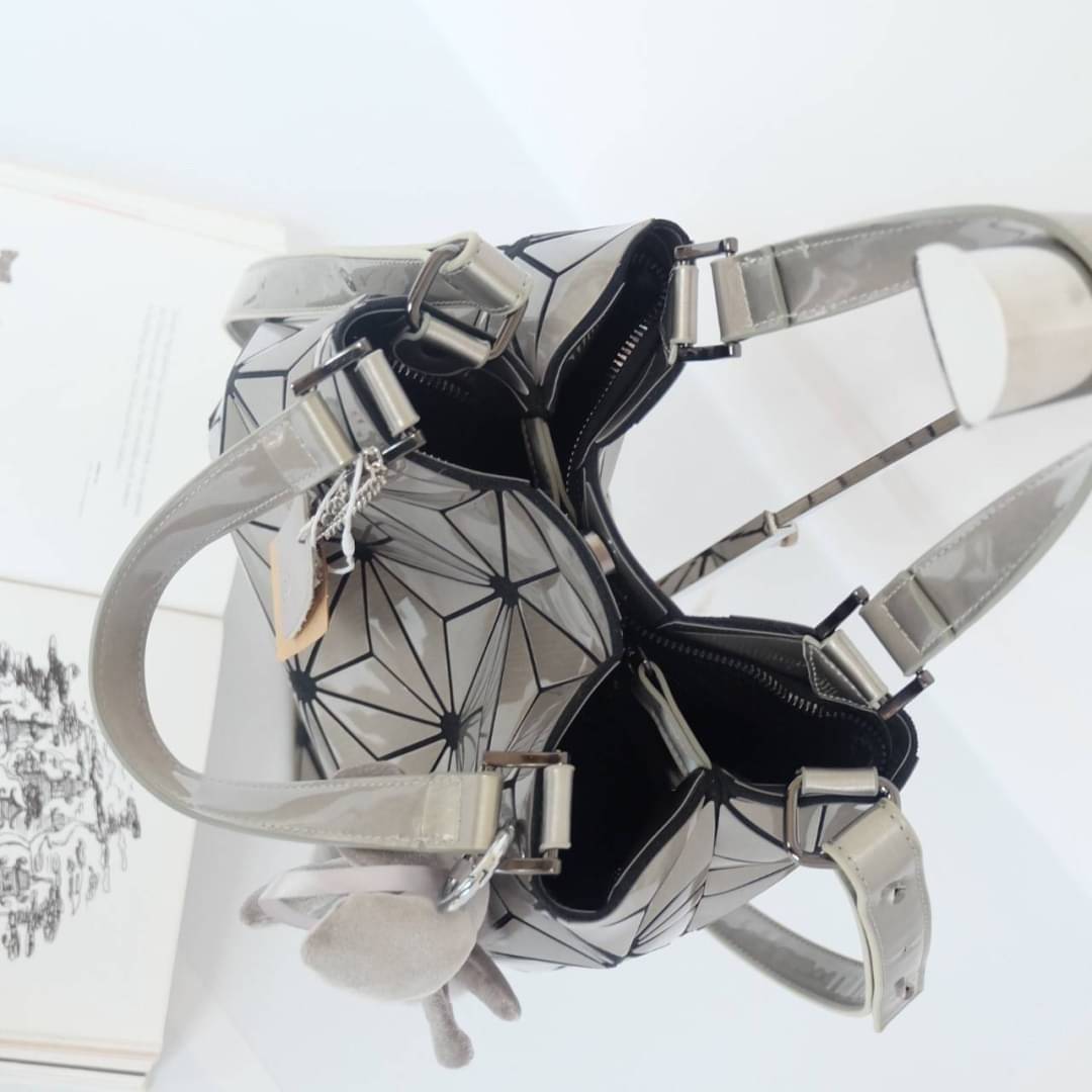 David Jones กระเป๋าสะพายข้างดีไซน์เกร๋มาก สีสวยหรูมาก ขนาดกะลังดีเลย น้ำหนังเบามากคะ สีใหม่ Bright gold