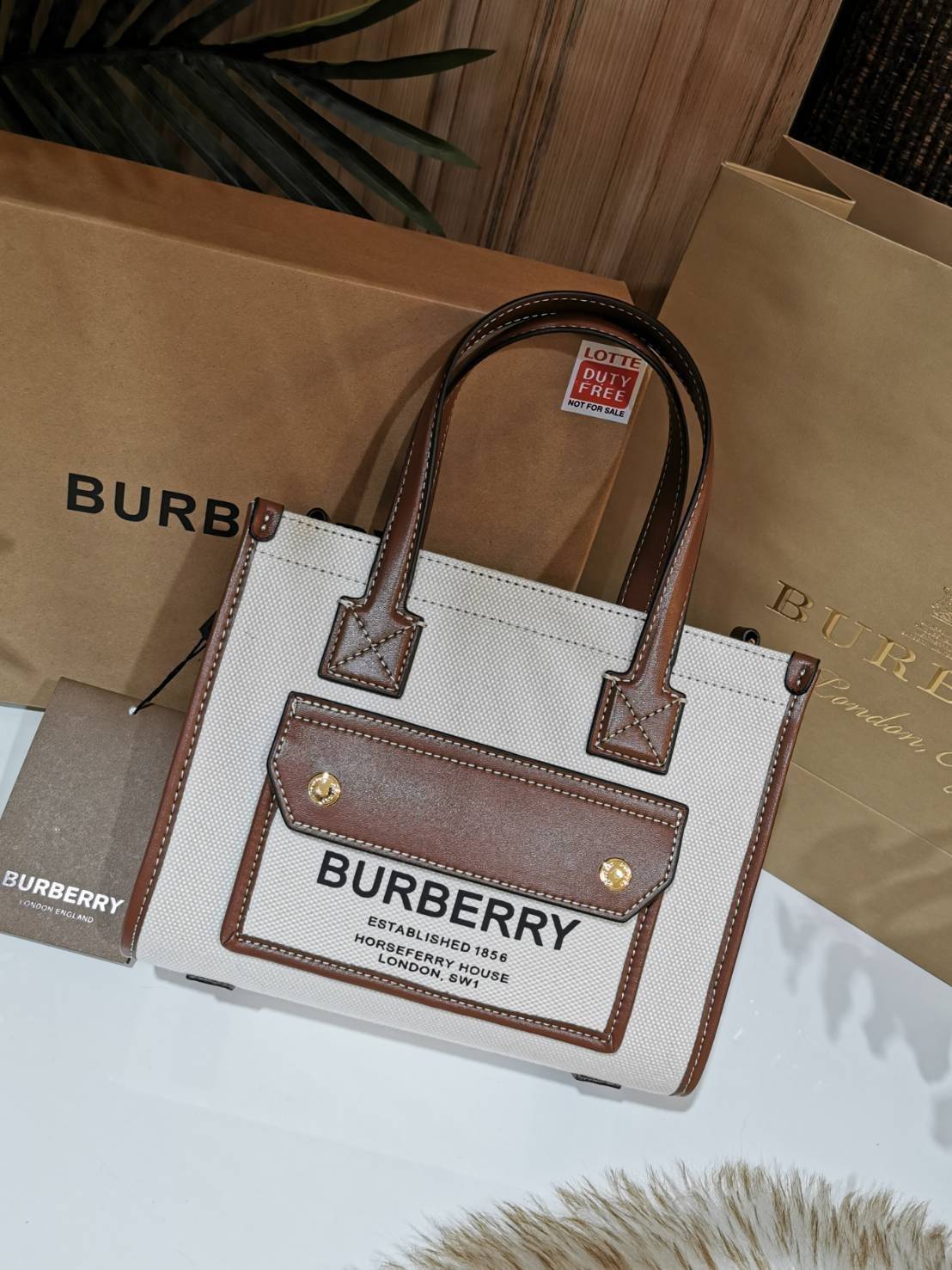 BURBERRY FRAGRANCES CROSSBODY BAG VIP GIFT WITH PURCHASE (GWP) พรีเมี่ยมกิ๊ฟ Limited Edition จาก BURBERRY PERFUME วัสดุ Canvas & Leather ทรงเหลี่ยม TwoTone ดีไซน์สวยอยู่ทรง ด้านหน้ามีช่องใส่ของ ภายในโล่งกว้าง สามารถใส่กระเป๋าสตางค์ยาว มือถือ ของใช้ได้เยอะ