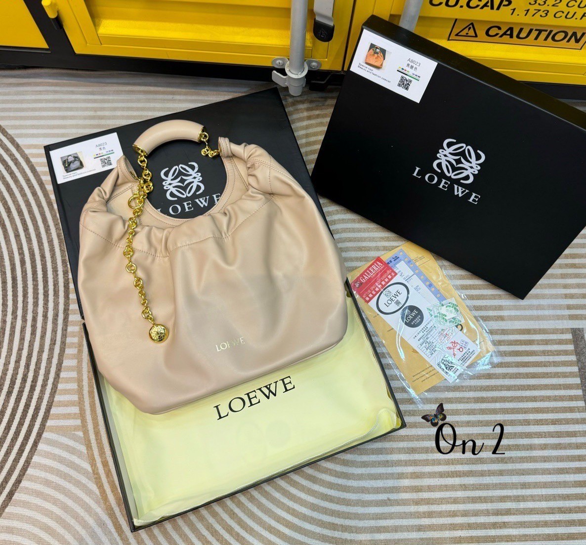 LOEWE Medium Squeeze bag in nappa กระเป๋าสะพายคอลใหม่ ดีไซน์เก๋เรียบหรูงานสวยทั้งภายนอกและภายใน ขึ้นแบบจากงานจริง เป๊ะสุด ปั้มทุกจุด งานจริงสวยทุกมุมเป๊ะปังมากค่ะ