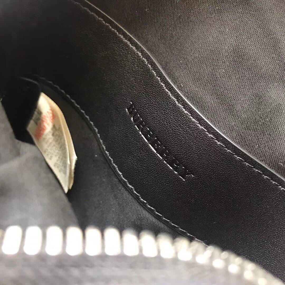 พรีเมี่ยมกิ๊ฟแท้ 100% 】BURBERRY Iconic British Luxury Brand shoulder bag in vintage VIP GIFT WITH PURCHASE (GWP) วัสดุหนังแท้ กระเป๋าสะพายผู้ชายสีดำสุดคลาสสิค