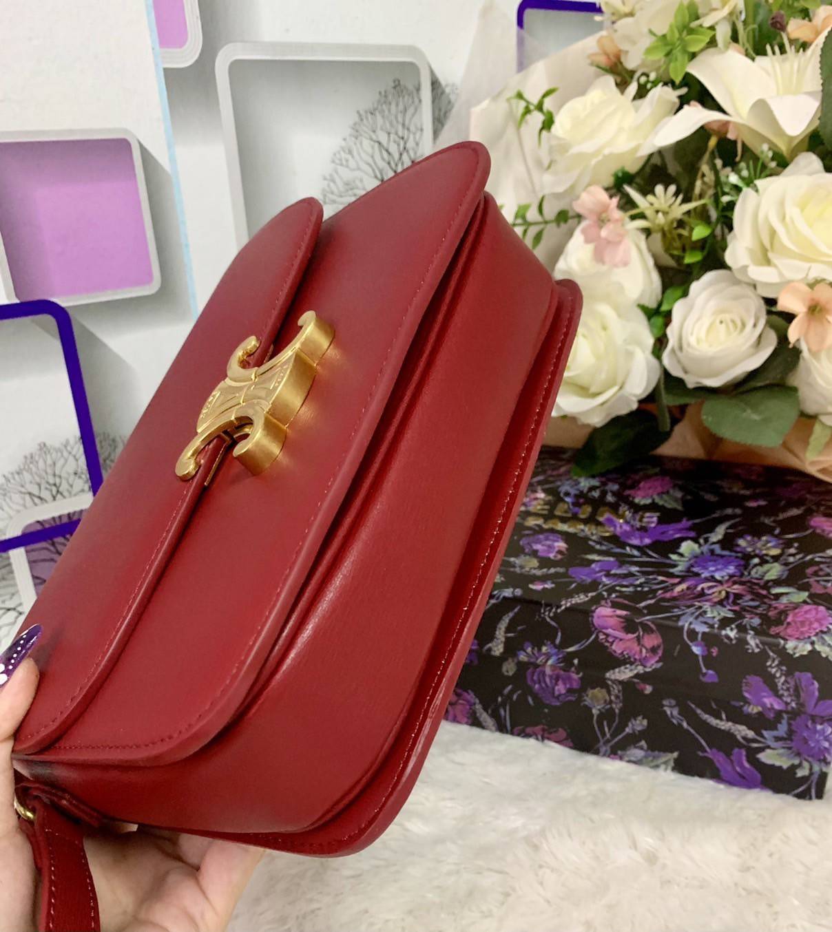 CELINE Medium Triomphe Bag In Shiny Calfskin Medium Triomphe Bag In Shiny Calfskin GIFT WITH PURCHASE (GWP) พรีเมี่ยมกิ๊ฟ Limited Edition จาก CELINE PERFUME DUTY FREE COUNTER วัสดุหนังแท้ (Calfskin) ซับในเป็นหนังแกะ (Lambskin) รูปทรงสี่เหลี่ยมผืนผ้า ขนาดก
