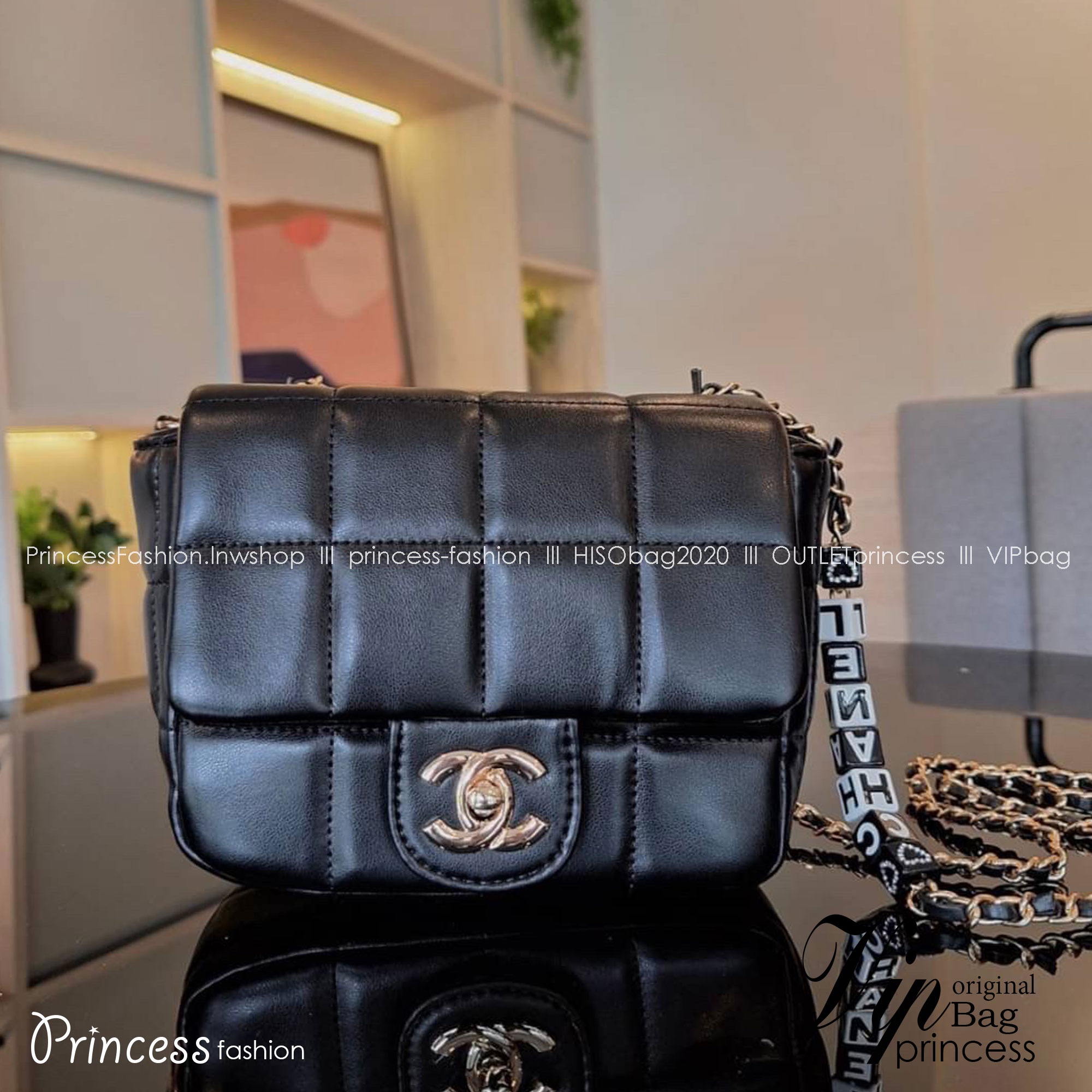 กระเป๋า CHANEL VIP CROSSBODY BAG กระเป๋าทรงสะพายข้าง หนังพียูพรีเมี่ยมหนังนิ่ม อะไหล่ทองวินเทจทั้งใบ ประดับลูกปัดชื่อแบรนด์ น่ารักมากกก