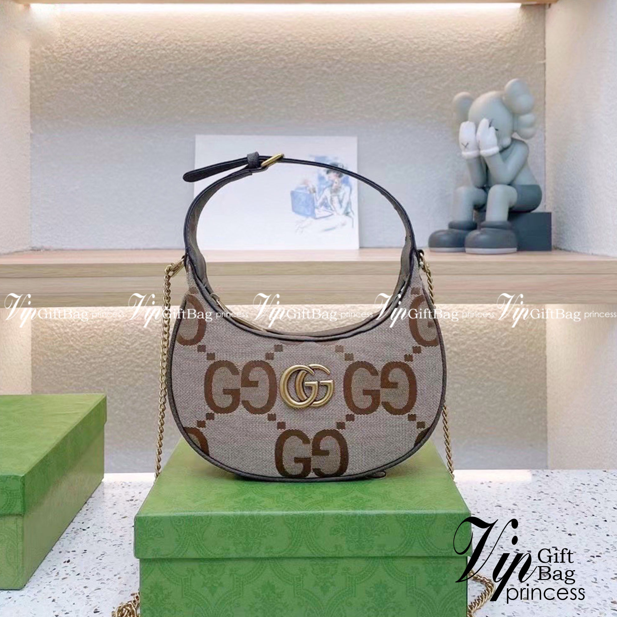 Gucci GG Marmont half-moon-shaped mini bag กระเป๋าคล้องไหล่ ความตัวแม่สายแฟชั่น ต้องกระเป๋าทรงจันทร์เสี้ยวแบบสับค่ะ! ความโค้งมนใช้งานง่าย เอามาสะพายก็คือชนะเลิศไปเลย ภาพถ่ายจากงานขายจริง ใช้งานต่างประเทศได้