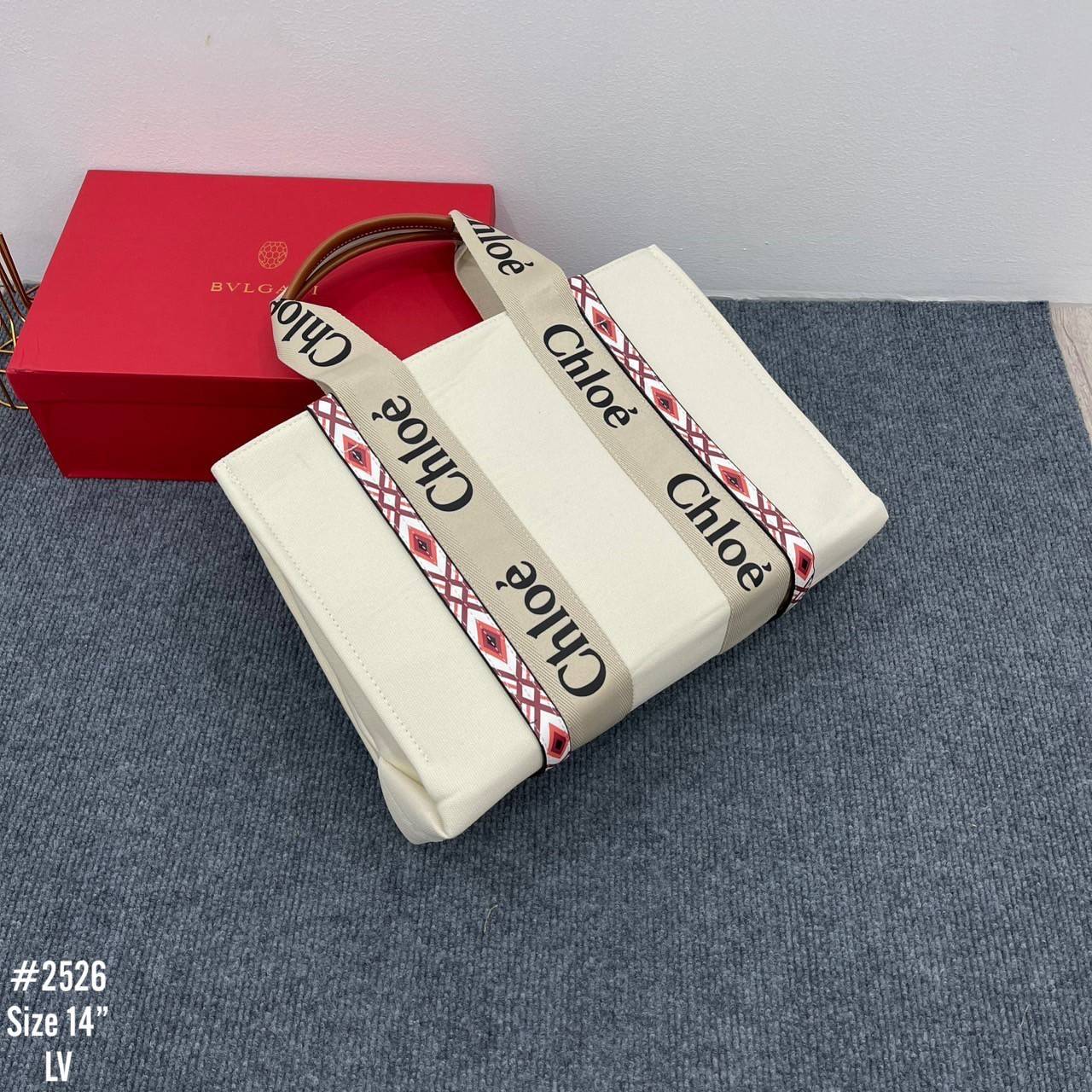 CHLOE Woody tote bag [small size] กระเป๋าทรงโท้ท จุของได้เยอะมาก แบรนด์ดังจากสัญชาติฝรั่งเศส เป็นที่ชื่นชอบของเซเลบริตี โคลเอ้รุ่นนี้เป็นสไตล์วินเทจ เรียบหรูและดูดี