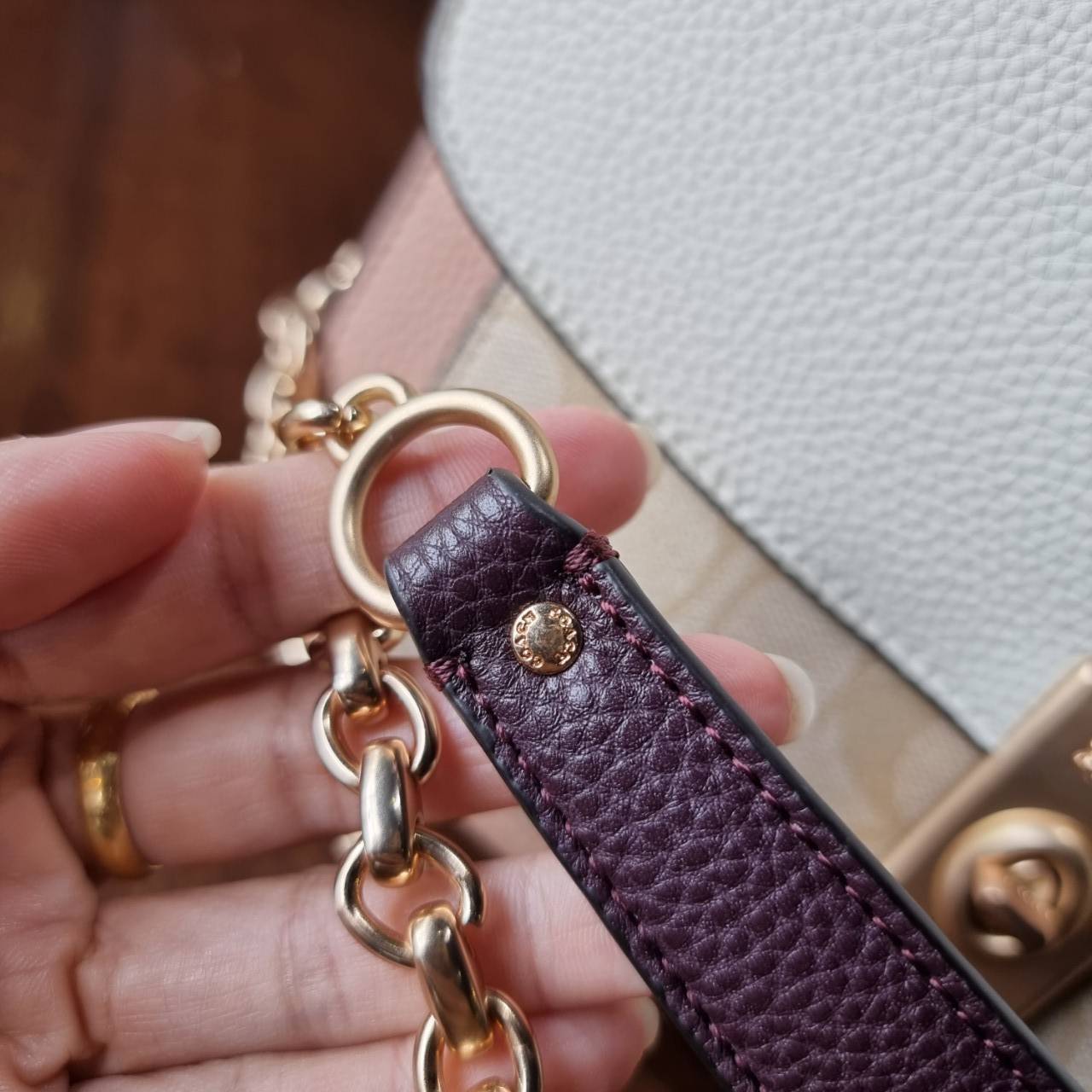 ของแท้ 💯% 】COACH C2174 LANE SHOULDER BAG IN COLORBLOCK SIGNATURE CANVAS หรูสุดต้องใบนี้นะน้องนะ ไอเท็มใหม่ล่าสุด กระเป๋าสะพายสายคุณหนู ดูหรูและคลาสสิค สายสะพายโซ่อะไหล่ทองขับผิว วัสดุหนัง pepble ตัดกับหนังแคนวาสเป็นดีไซน์คัลเลอร์บล็อค