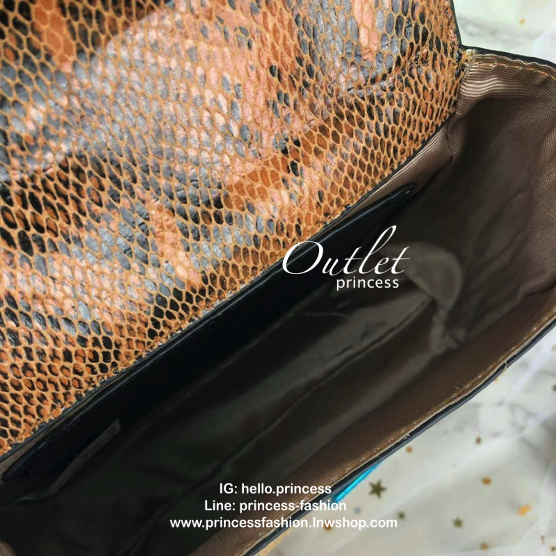 CHARLES & KEITH DOUBLE BOW LEATHER TOP HANDLE SNAKE PRINT BAG กระเป๋าถือ/สะพายใบน่ารัก ขนาดกำลังดี หูหิ้วแต่งโบว์น่ารัก เปิดปิดด้วยตัวกดล็อก ด้านในจุของพอสมควรเลยค่ะ ใส่ iPhone plus /กระเป๋าเงินใบกลางได้ มีสายสะพายยาวถอดและปรับสายได้ 1 เส้น รุ่นนี้น่ารักจ