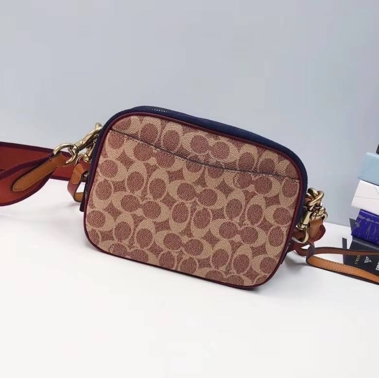 OUTLET 】COACH Camera Bag In Colorblock With Coach Patch (COACH F79278) 🍁หายากมากๆแล้วรุ่นนี้**จะถือ หรือสะพาย ได้ตามใจสั่ง //วัสดุหนังแท้เต็มใบ คุณภาพหนังดีมากๆ ปักโลโกตัวC ด้านหน้า ดูดีแบบไม่ซ้ำใคร //มาพร้อมสายสะพาย 2 สาย >>สายหนัง และสายสป