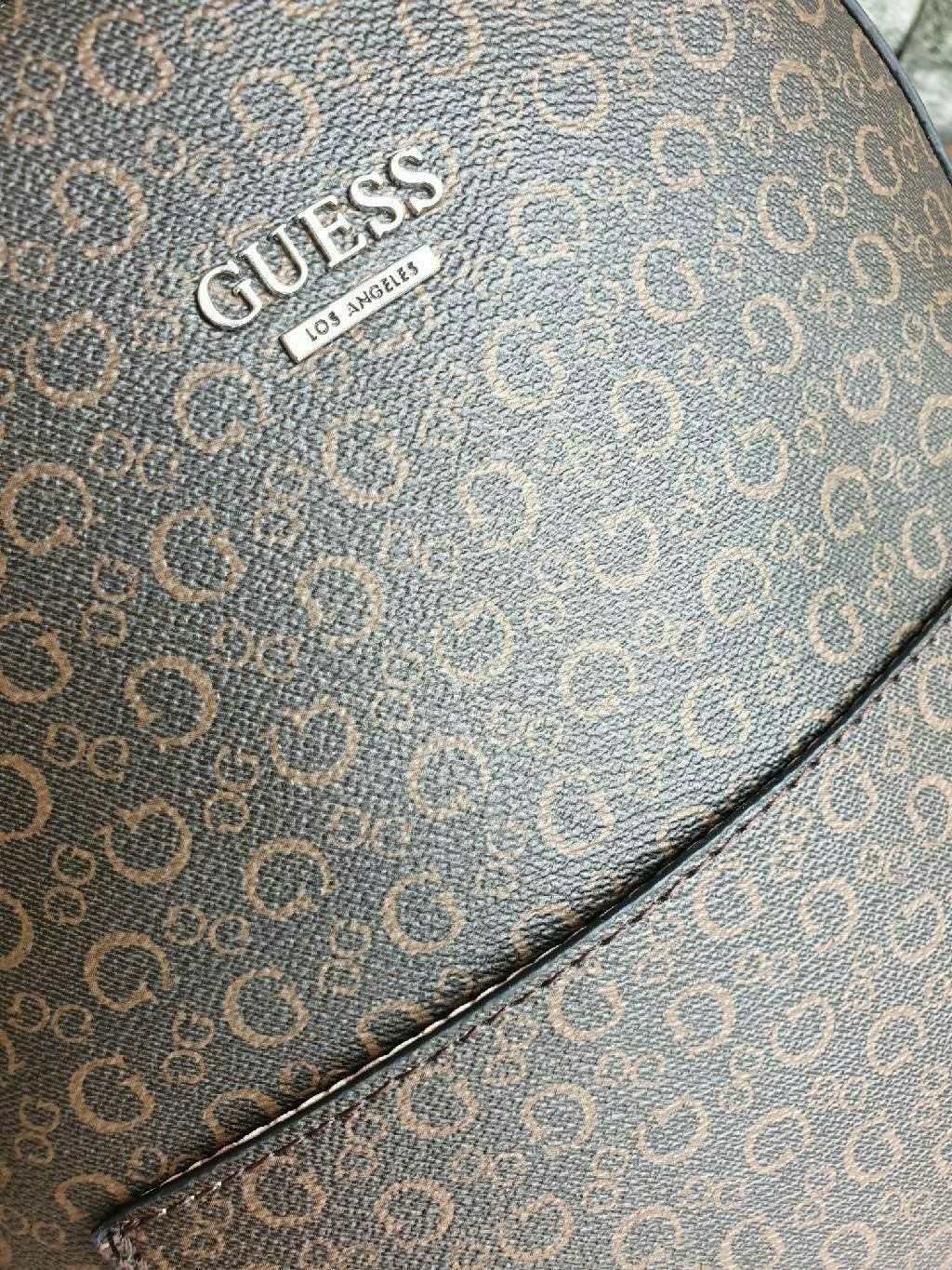 GUESS WOMAN'S BACKPACK กระเป๋าสะพายเป้ขนาดกำลังดี วัสดุหนังแกะสังเคราะห์ โลโก้รอบใบ หนังสวย น้ำหนักเบามากกกๆ!! กันน้ำ ทำความสะอาดง่าย มีหูหิ้วเเละสายสะพายหลังเลื่อนปรับได้ 5 ระดับ ด้านหน้าประดับโลโก้แบรนด์ อะไหล่เงิน และ มีช่องใส่ของ 1 ช่อง เปิดปิดด้