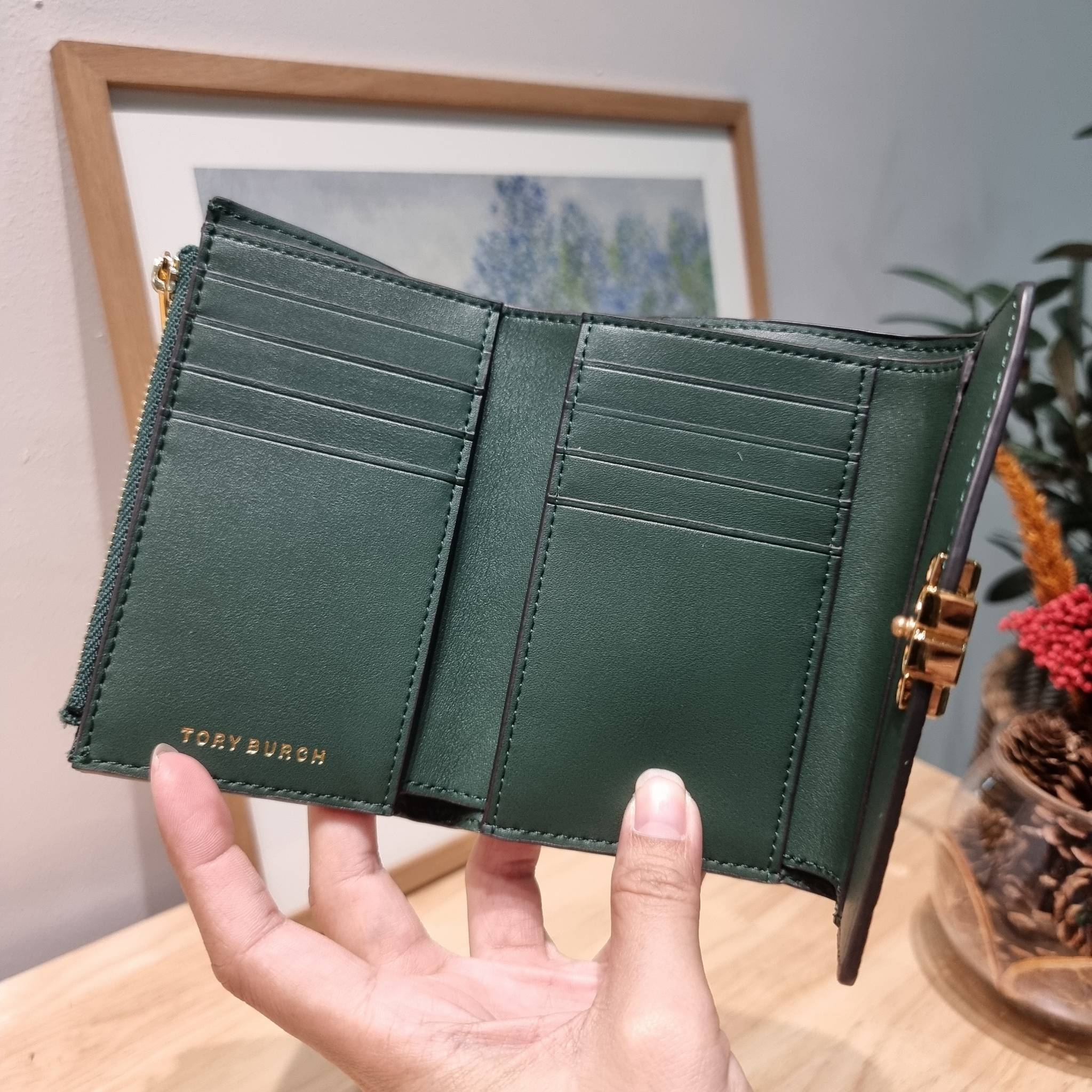 TORY BURCH KIRA MIXED MATERIALS MEDIUM FLAP WALLET กระเป๋าสตางค์ใบกลาง รุ่นยอดนิยม ดูหรูหรา ดูแพง ดีไซน์คลาสสิค ขนาดกำลังพอเหมาะ