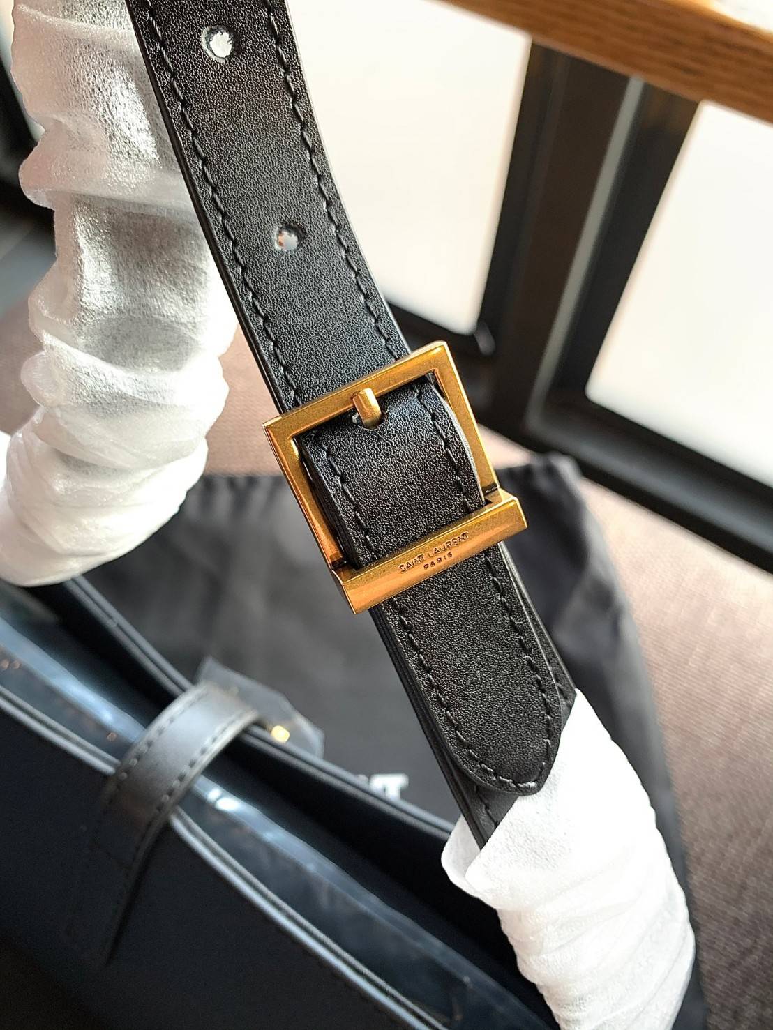 สวยสะกดทุกสายตา แรกเห็นก็หลงรักแล้วจ้าา VIP YSL Le 5 à 7 mini leather shoulder bag / YSL HOBO BAG กระเป๋าที่ดูหรู และคลาสสิคมากๆ ในตอนนี้ หนังแท้อย่างดี สัมผัสแล้วรู้สึกถึงความนิ่มของหนังเลยค่ะ