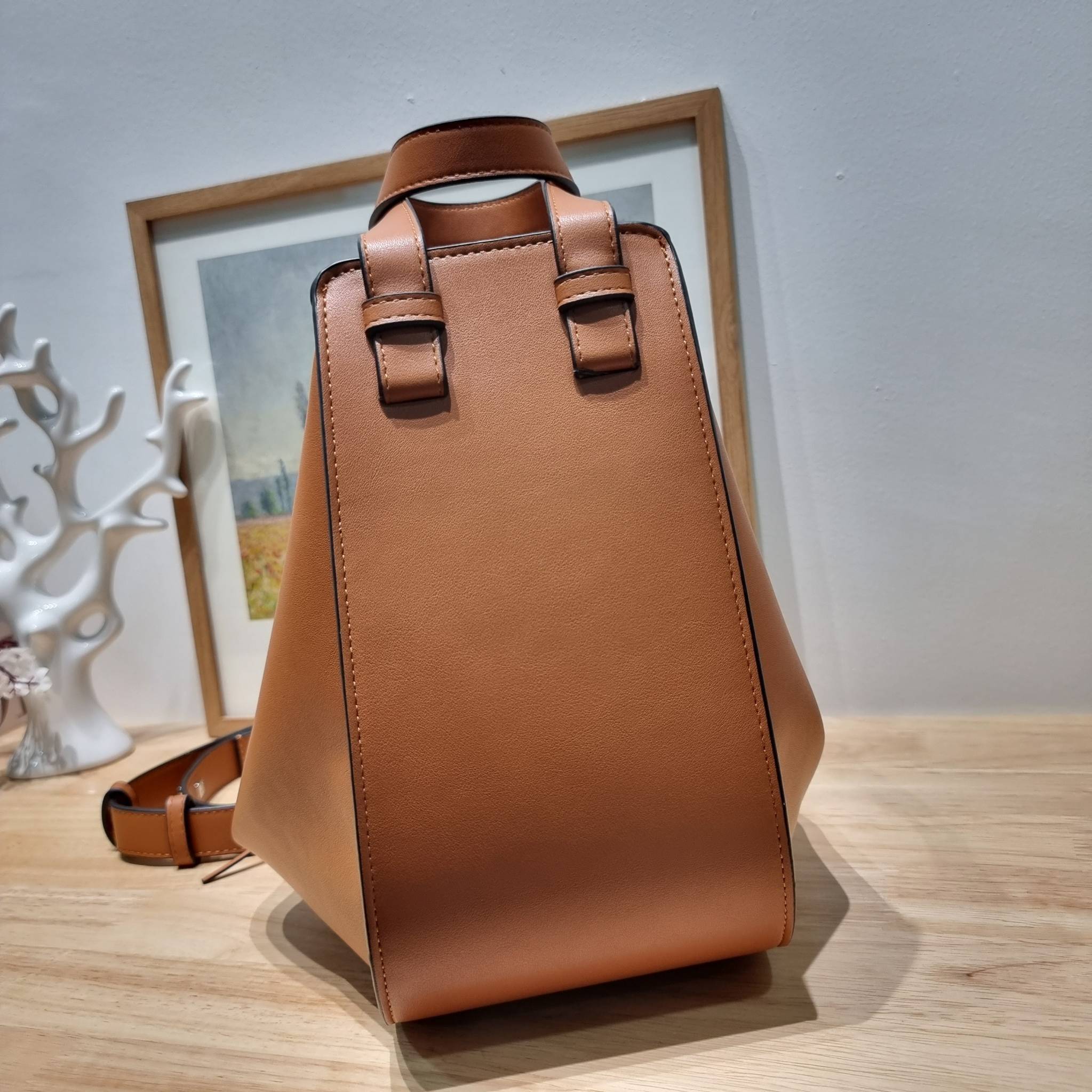 LOEWE SMALL HAMMOCK IN CLASSIC CALFSKIN พร้อมส่ง กระเป๋าสะพายดีไซส์เก๋ สามารถปรับเปลี่ยนรูปทรงได้หลากหลาย มีลูกเล่นทำให้ใช้ได้ไม่มีเบื่อ