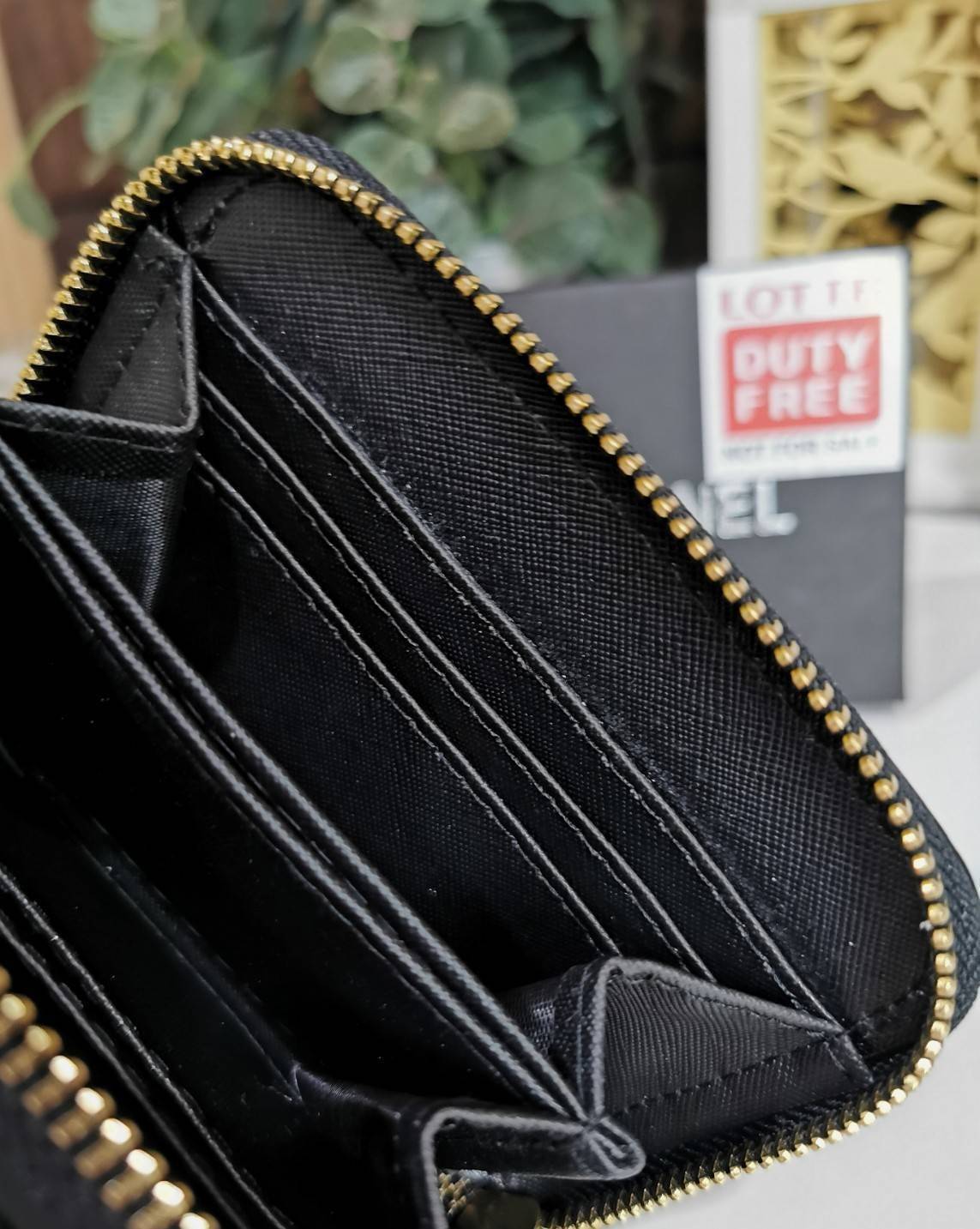 พรีเมี่ยมกิ๊ฟแท้ 100% 】CHANEL SHORT WALLET WITH ZIP VIP GIFT WITH PURCHASE (GWP) พรีเมี่ยมกิ้ฟรุ่นใหม่จาก Chanel Make Up Lotte Duty Free Korea วัสดุหนังนิ่มสีดำสวยหรูคลาสสิคด้านหน้าประดับโลโก้แบรนด์สวยดูดี
