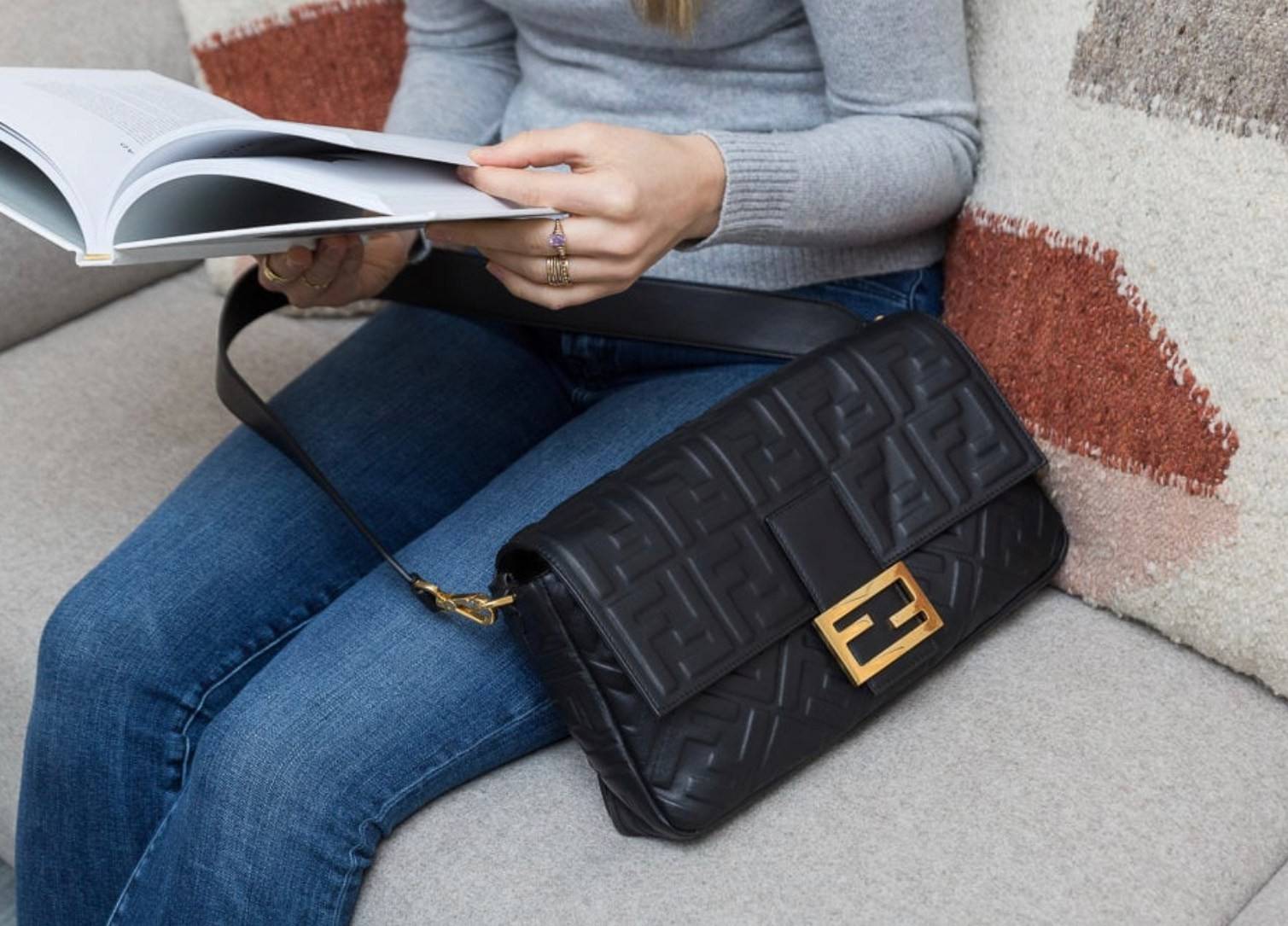 รุ่นใหม่แนะนำ!! **สวยหรูมาก กับ FENDI BAGUETTE BAG วัสดุหนังแท้ทั้งใบ ปั้มจมสัญลักษณ์แบรนด์สวยหรูมาก ด้านในบุผ้าปั้มแบรนด์ เปิดปิดด้วยกระดุมแม่เหล็ก ช่องโล่งกว้างพร้อมช่องซิป สามารถใส่ กระเป๋าสตางค์ยาวได้ มือถือได้ทุกรุ่น มาพร้อมสายสะพาย2แบบ ถอดปรับเปลี่ย