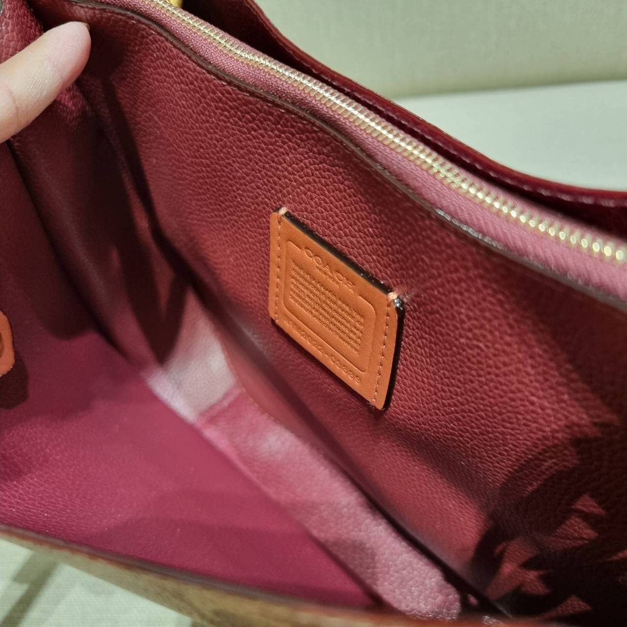 COACH C3889 TYLER CARRYALL 28 IN SIGNATURE CANVAS ((C3460//C3889)) รุ่นยอดฮิตที่สาวๆหลายคนเรียกร้อง กับกระเป๋าถือ/สะพายทรงสวย ที่มาพร้อมสายสะพายไหล่ในตัว และสายครอสบอดี้สำหรับสะพายข้าง ตัวกระเป๋าถูกแบ่งเป็นสัดส่วนสวยงาม มีช่องซิปกลางที่ใหญ่พอสมควร และยังม