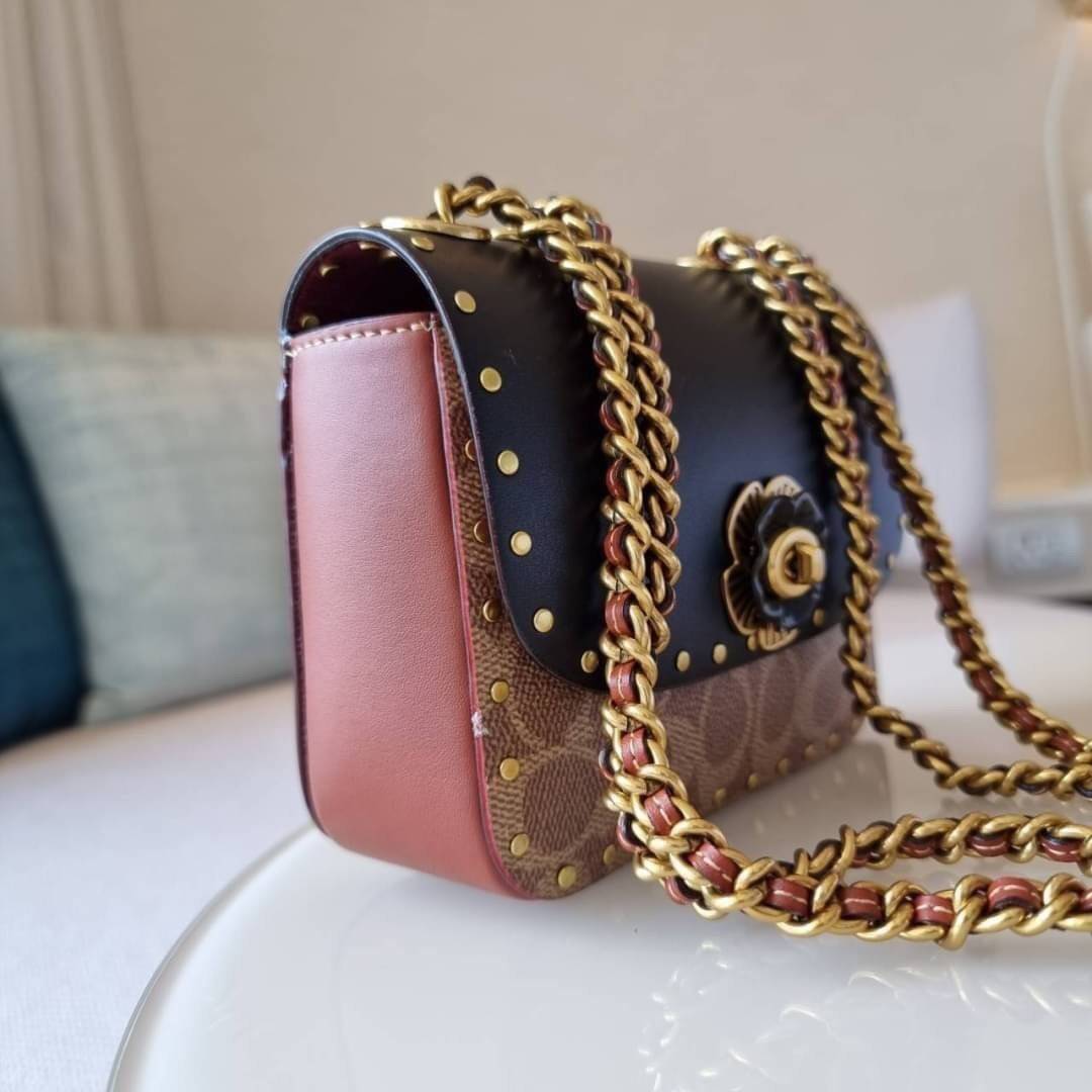 COACH C2462 MADISON SHOULDER BAG 16 IN SIGNATURE CANVAS WITH RIVETS (B4NQ4) กระเป๋าสะพายข้าง ไซส์กะทัดรัด พกพาง่าย น้ำหนักเบา ดีไซน์สวย โดดเด่นด้วยตัวล็อครูปดอกไม้ สีสันตกแต่งตัดกันกับลายซีอย่างลงตัว วัสดุหนังแคนวาสเคลือบลาย ภายในแบ่งสัดส่วนให้อย่างดี มาพ