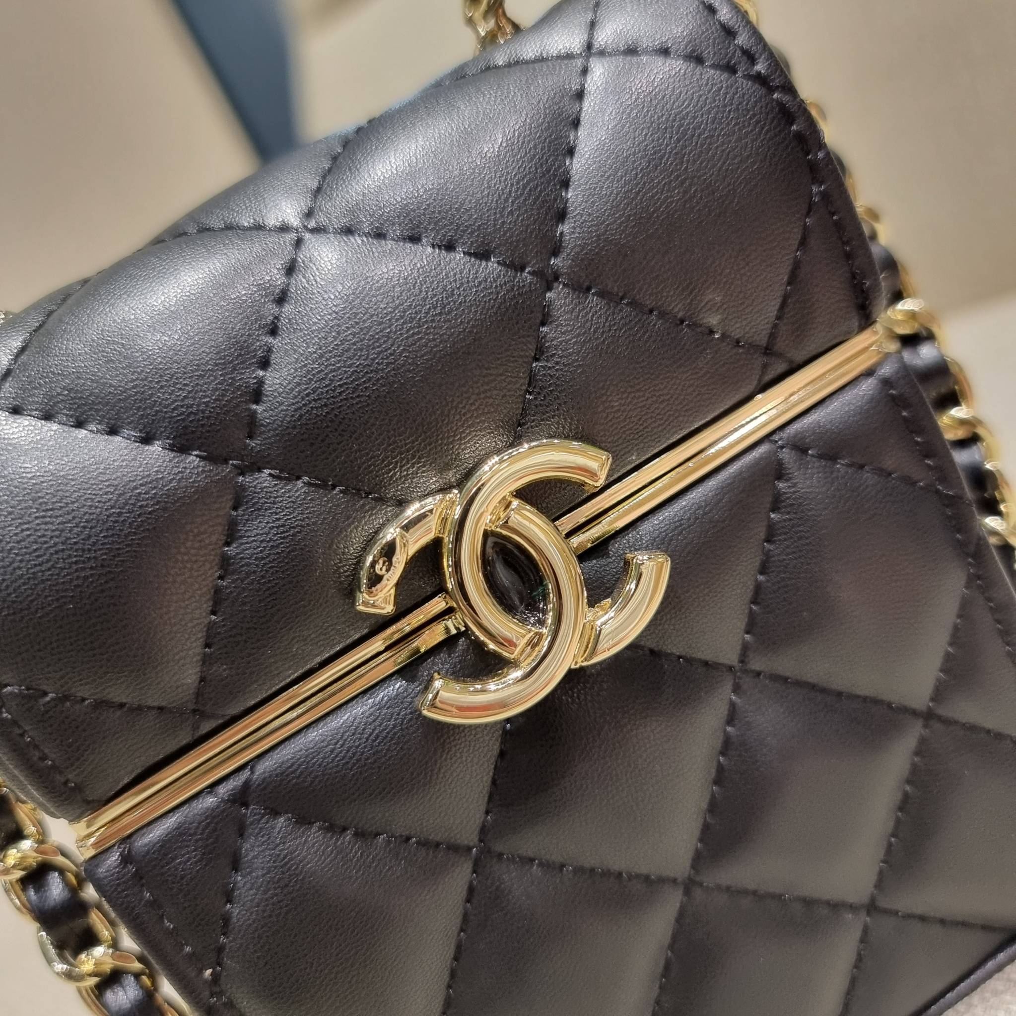 VIP 🥂 Chanel Clutch with Chain / Chanel small box with chain กระเป๋าสะพายเอนกประสงค์ รูปทรงกล่อง ไซส์มินิน่ารัก ใบจริงเห็นแล้วใจบาง หลงรักที่สุด วัสดุหนังสังเคราะห์เดินลายเส้นสวยคม อะไหล่โลโก้สีทองโดดเด่น มาพร้อมสายสะพายในตัว เปิด-ปิดด้วยการกดที่โ