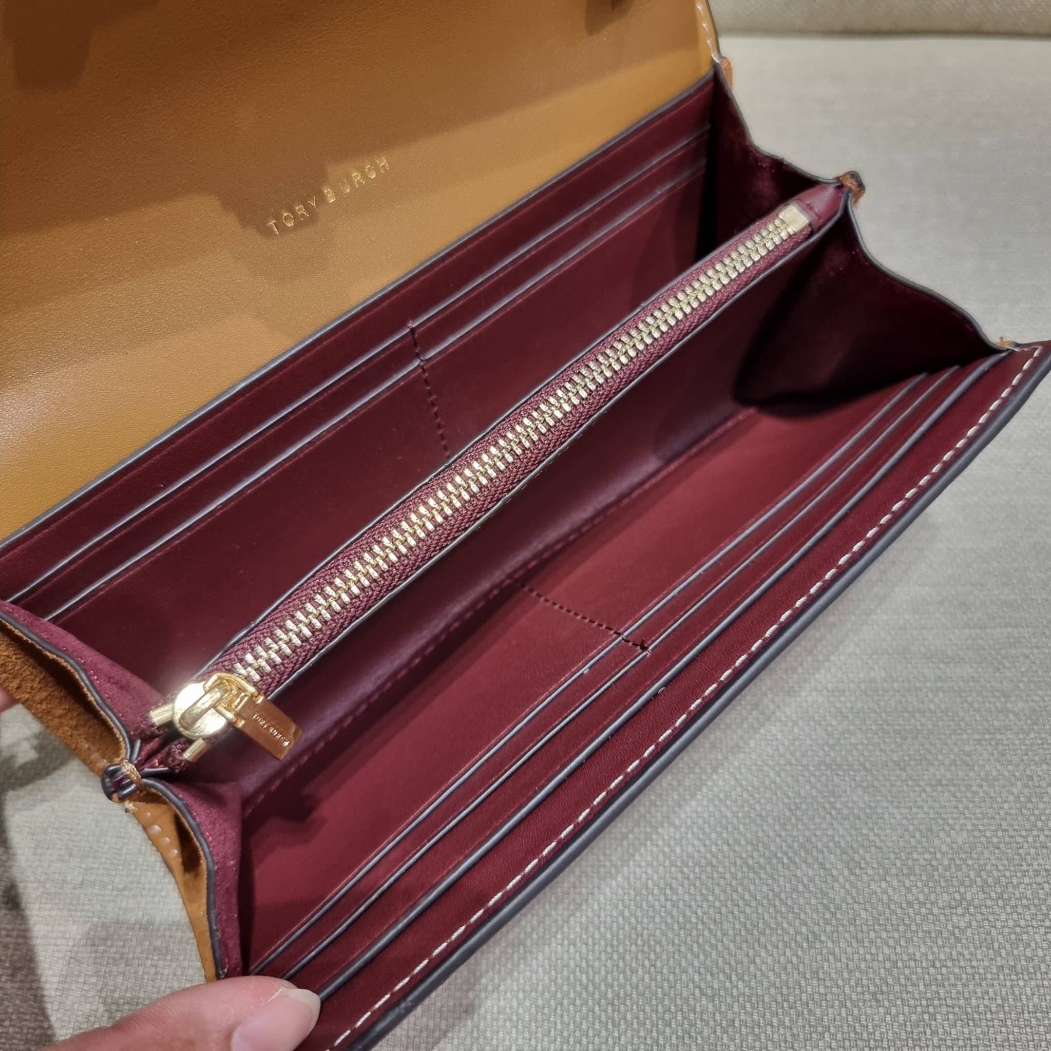 TORY BURCH T MONOGRAM JACQUARD CROSSBODY WALLET best seller ของคอลเลคชั่นนี้ ต้องไม่พลาด กับกระเป๋าสะพายกึ่งกระเป๋าสตางค์ ที่ช่วยให้ชีวิตง่ายขึ้น วัสดุผ้า jacquard ตัดสลับหนังแท้ เปิด-ปิดแบบฝาปิดแม่เหล็ก ภายในใส่ธนบัตรได้ มีช่องใส่บัตร และยังมีช่องซิปอีกด