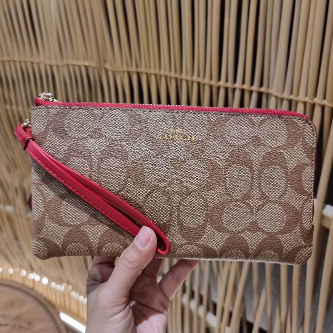 COACH F54057 DOUBLE ZIP WALLET IN SIGNATURE กระเป๋าคล้องมือ size L ใบนี้ใส่มือถือได้ทุกรุ่น ขนาดกำลังดี พกพาสะดวกมากๆ วัสดุหนังสังเคราะห์ ภายในเป็นผ้าสีสวยคม ใส่ธนบัตร ใส่บัตรได้เยอะ ใส่มือถือได้สบายๆทุกรุ่น ตอบโจทย์สาวๆที่ไม่ชอบพกเยอะวุ่นวายจ้า ใบนี้เอาอ