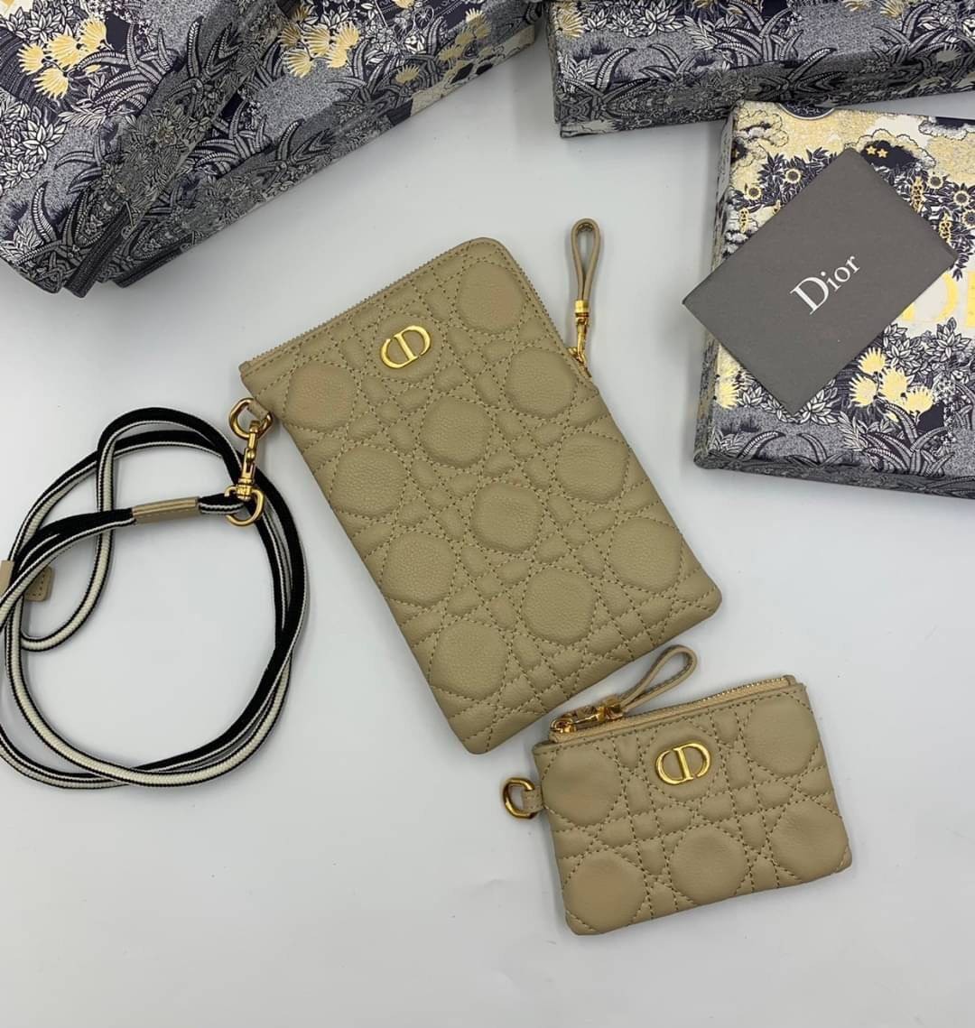 VIP 】CHRISTIAN DIOR PHONE BAG 2 in 1 DOUBLE BAG กระเป๋าเซ็ท 2 ใบ มีสายสะพายข้าง ถอดออกใช้งานได้ ถือว่าคุ้มมากๆเลยค่ะ สามารถใช้งานแยกกันได้ ใส่สายสะพายหรือ ถือได้ วัสดุหนังแท้ สวยงามนุ่มฟู น่ารักมากๆ เลยน้าาา