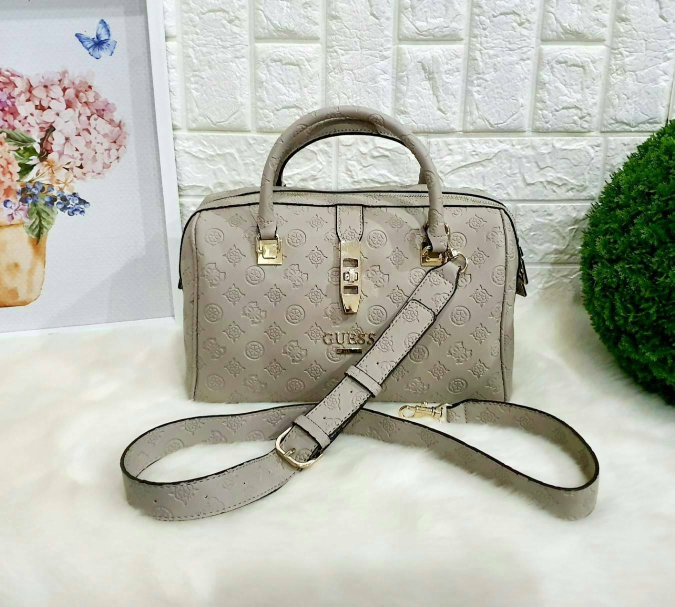 Guess Peony Classic Box Satchel คอลเลคชั่นใหม่สวยหรูจาก Guess กระเป๋าสะพายหนังนิ่มปั๊มแบรนด์รอบใบ ขนาดกำลังดี ฐานกระเป๋ามีหมุดรองฐานกันรอย หัวซิปปั๊มแบรนด์ ภายในกว้างจุของได้เยอะ มาพร้อมสายปรับและถอดออกได้ พร้อมส่ง 4 สี สวยทุกสี พลาดไม่ได้กับสาวยุคใหม่เลย