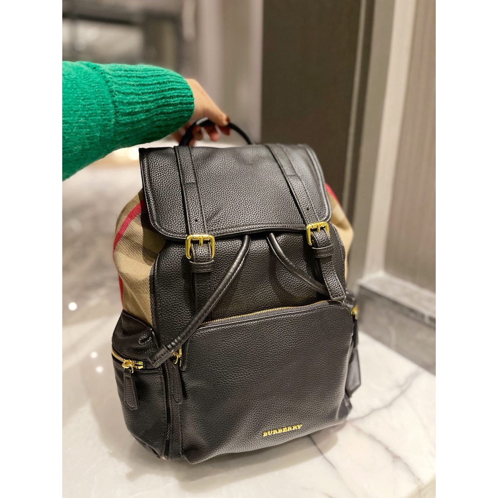 BURBERRY Rucksack Military Backpack / BURBERRY FRAGRANCES VINTAGE 2WAYS RUCKSACK BACKPACK / BURBERRY BACKPACK กระเป๋าเป้ ลาย Vintage Signature สวยคลาสสิค ภายในโล่งกว้างและช่องใส่มือถือสามารถใส่มือถือกระเป๋าสตางค์ของใช้ได้เยอะ หูจับหนัง เป็นเป้ก็ดูดีไอเท็ม