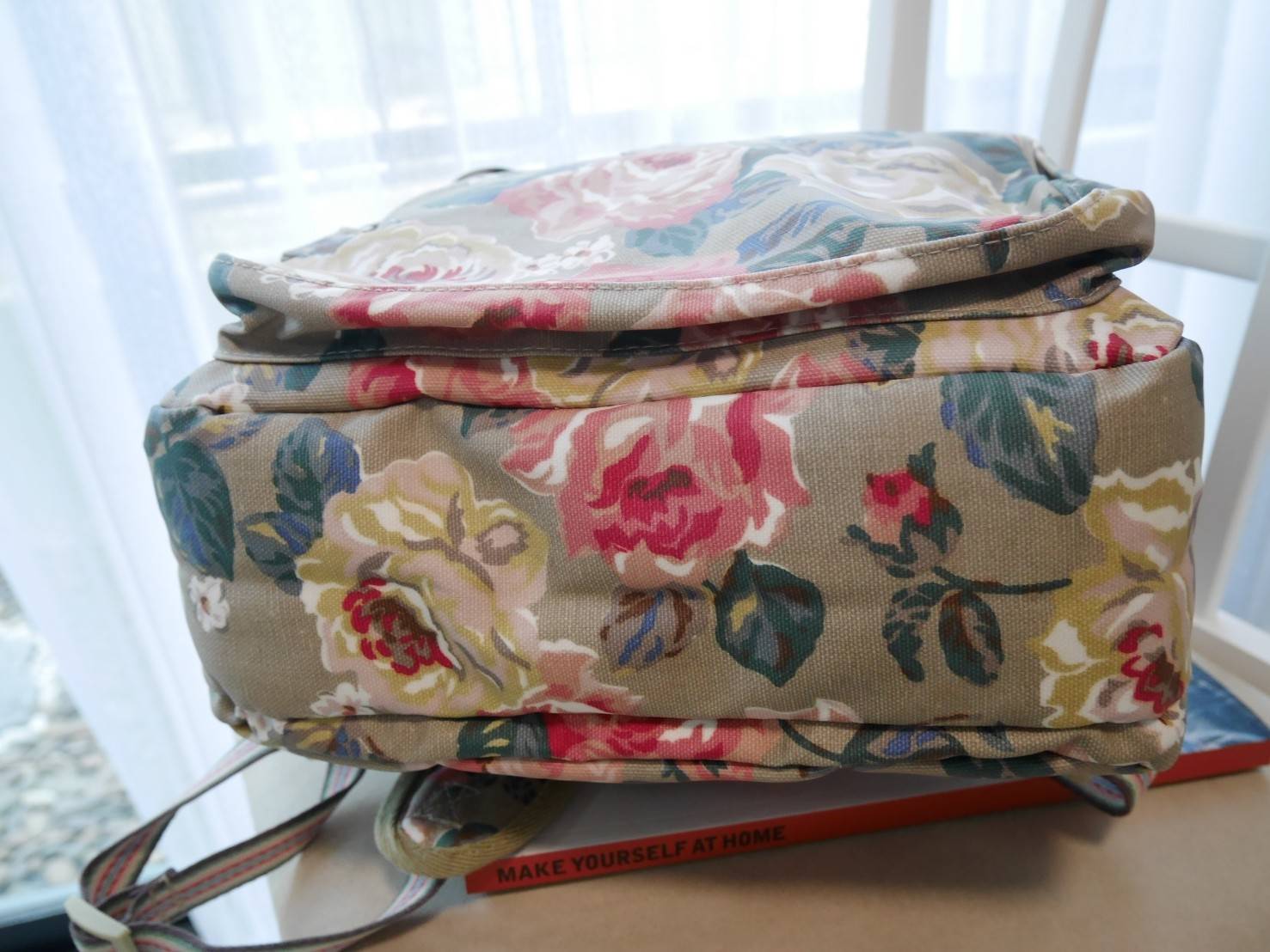 CATH KIDSTON BACKPACK BAG กระเป๋าเป้น่ารัก ตามแบบฉบับของแบรนด์นี้เลยค่า โดดเด่นด้วยหนัง PVC พิมพ์ลาย กันน้ำทั้งใบ ด้านในมีช่องซิปใหญ่ใส่ของ 2 ช่อง จุของได้เยอะ ใส่ IPAD / A4ได้สบายเลยค่ะ ด้านหน้ามีช่องซิปเล็ก 1 ช่อง ใส่ของจุกจิกหนิบได้สะดวก น้ำหนักเบา ใช้