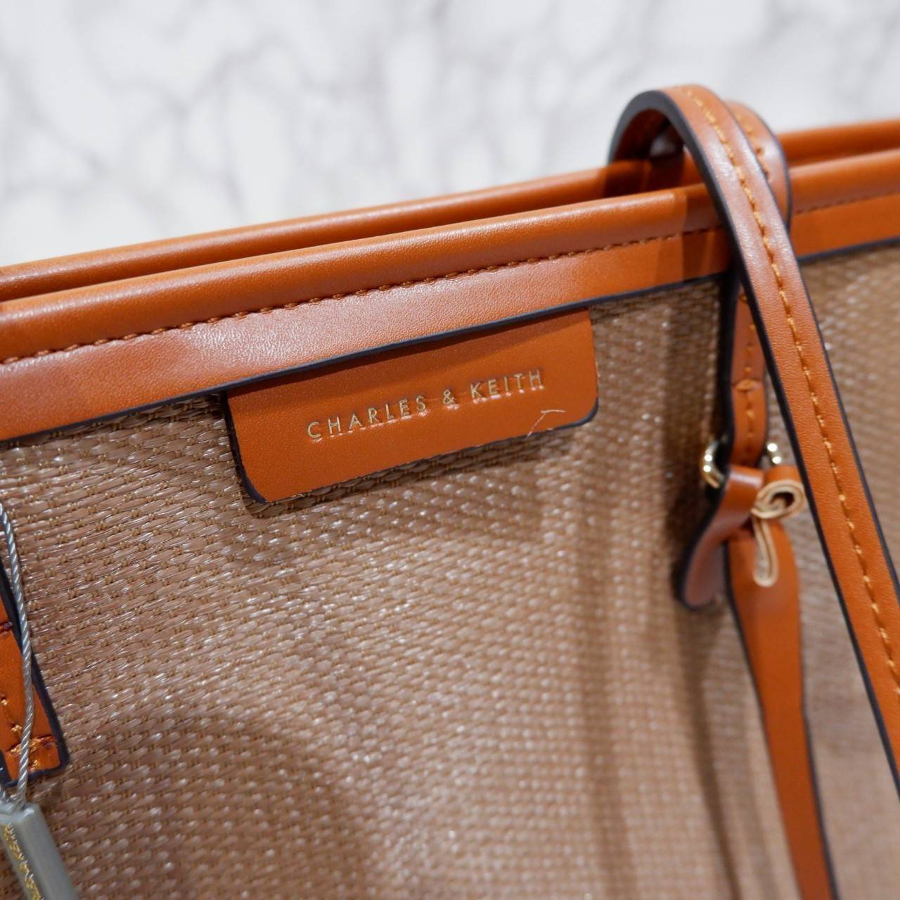 Charles & Keith Black Textured Tote Bag ฮอตฮิตตลอดกาลสำหรับรุ่นนี้ รุ่นยอดนิยม!! มากี่รอบกี่รอบก็ขายดี ใครไม่มีรุ่นนี้ติดตู้ไว้ถือว่าเชยมาก(!!) กระเป๋าสะพายทรง Shopping bag ใบใหญ่จุของได้ใจ น้ำหนักเบา โดดเด่นด้วย Textured วัสดุสานรอบใบ ตัดขอบหนัง สวยอยู่ท