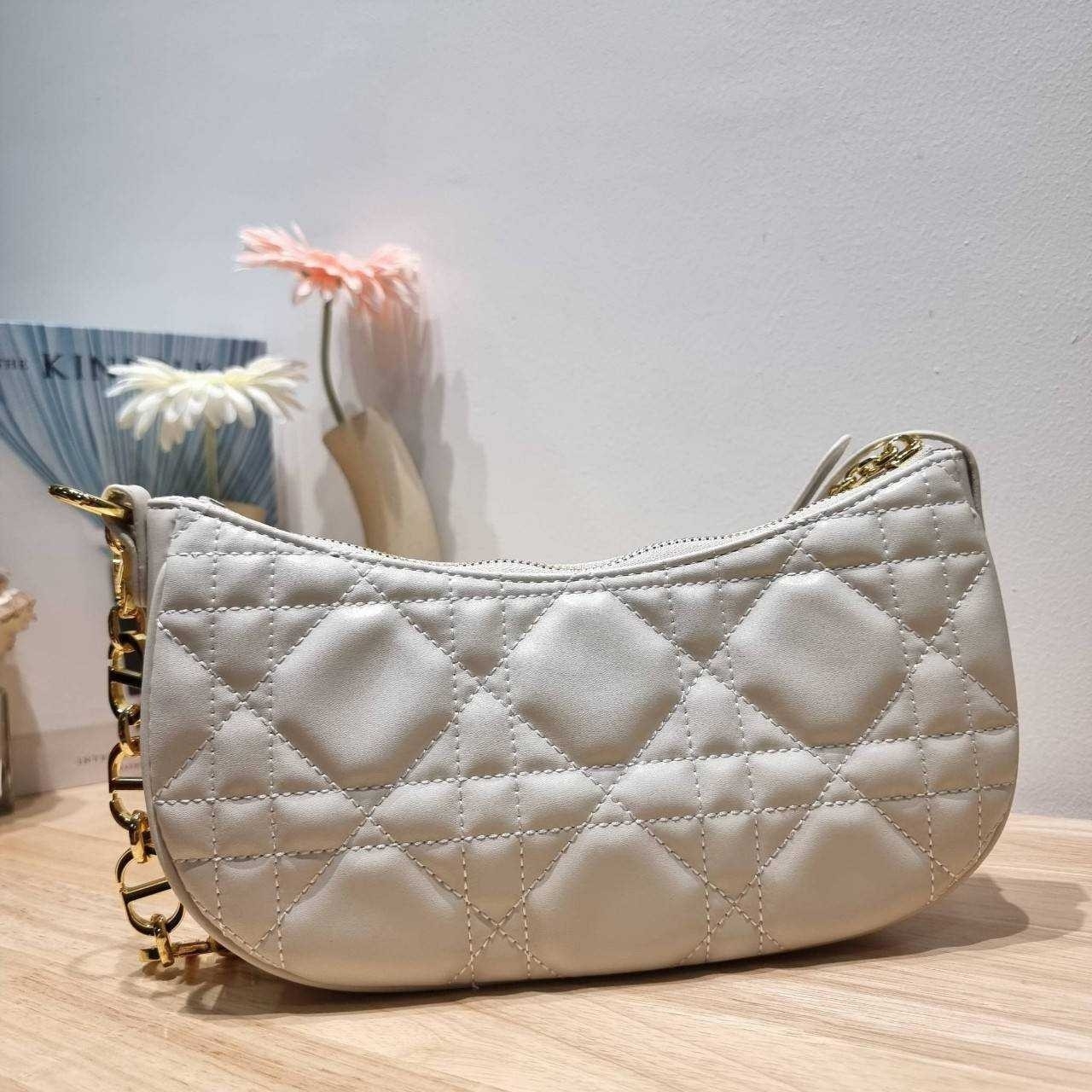 Dior White Supple Macrocannage / CD LOUNGE BAG กระเป๋าสะพายทรงพอช สวยหรู ดีไซน์เรียบ แต่ดูแพง