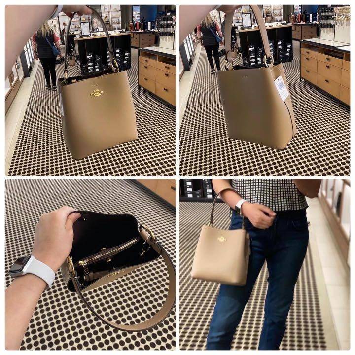 COACH 1011 SMALL TOWN BUCKET BAG รุ่นยอดนิยมใบเล็ก กระเป๋าทรงบัคเก็ต สีคลาสสิคเรียบหรู ตัดกับโลโก้สีทองดูโดดเด่น วัสดุหนัง pepble สวยคมทุกมุมจริงๆ!! เปิด-ปิดด้วยกระดุมแม่เหล็กทั้ง 2 ฝั่ง ภายในเป็นช่องโล่ง มาพร้อมสายสะพายปรับได้ตามตัว ขนาดใบนี้กำลังสวย สะพ