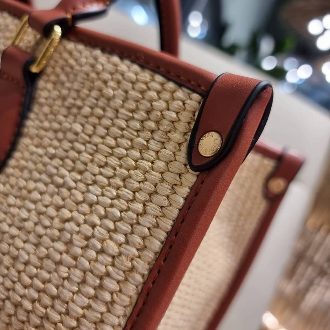 VIP 🥂 LV RAFFIA TOTE BAG ไอเท็มเอ็กซ์คลูซีพใหม่ล่าสุดก่อนใคร กระเป๋าสะพายใบใหญ่รุ่นลิมิเต็ด หายาก ด้วยวัสดุสังเคราห์จากธรรมชาติ สานเต็มใบออกมาเป็นลวดลายสวยงาม และยังโดดเด่นด้วยโลโก้ สีโทนอุ่น ทำให้ไอเท็มนี้ ดูดีน่าค้นหา ด้วยทรงโท้ทที่ทำให้สามารถจั
