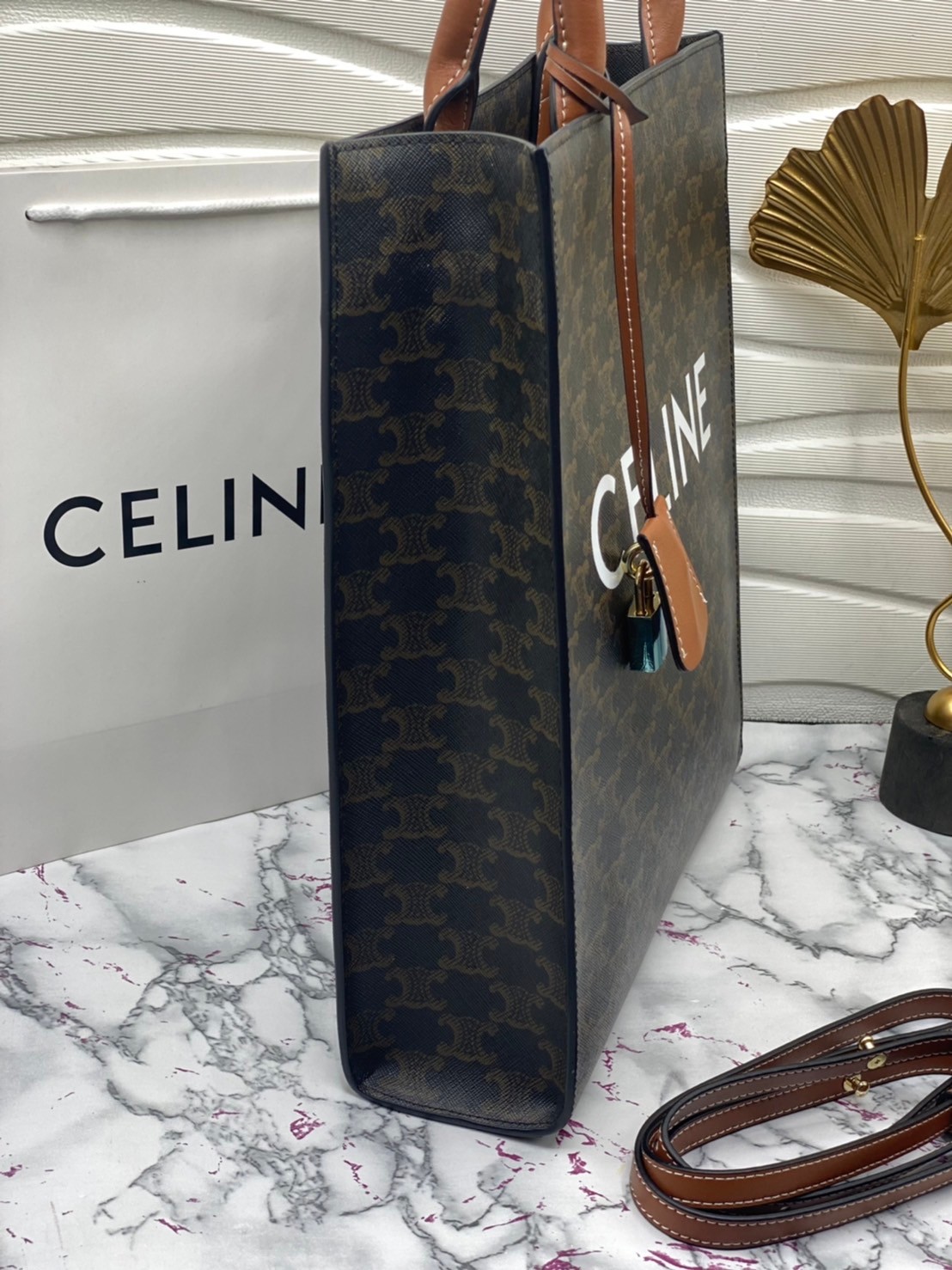 หนังแท้ CELINE SMALL CABAS VERTICAL IN TRIOMPHE CANVAS AND CALFSKIN / CELINE TOTE พร้อมส่งที่ไทย กระเป๋าโท้ททรงตั้ง CABAS TRIOMPHE งานหนังแท้ CALFSKIN ทั้งใบ พร้อมหูหิ้วสองข้างและสายสะพายหนังแบบถอดได้ ภาพสินค้าถ่ายจากงานขายจริง ใช้งานต่างประเทศได้