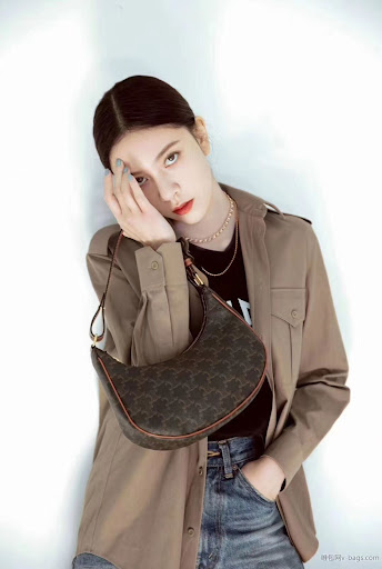 VIP GIFT 】หนังแท้ CELINE AVA BAG IN TRIOMPHE CANVAS AND CALFSKIN :RED กระเป๋าดีไซน์สวยหรูฮิตสุดในเกาหลี! หนังสวยอยู่ทรง เปิดปิดด้วยซิปแบรนด์สีทอง ภายในโล่งกว้างและจุสามารถใส่มือถือ กระเป๋าสตางค์ ของใช้ได้เยอะ สายสะพายหนังปรับได้อะไหล่ทองหรูมีโลโก้แบรนด์ ไ