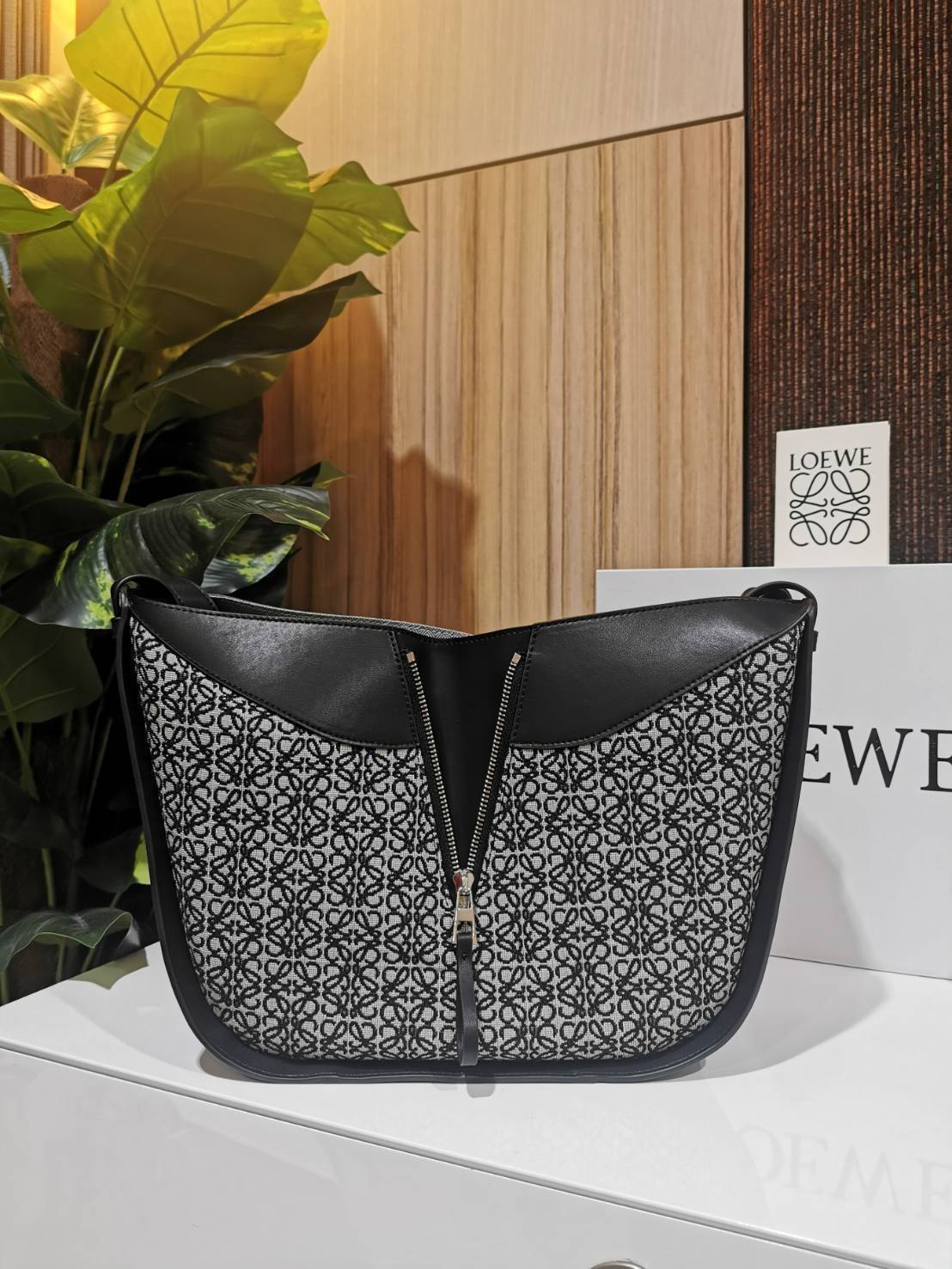 LOEWE ANAGRAM SHOULDER BAG รุ่นหายากสุดเลอค่าวัสดุ Anagram Canvas ตัดหนังแท้ Calfskin สุดคลาสสิค ขนาดกำลังดี น้ำหนักเบา ภายในโล่งกว้างและจุ ใส่กล้อง มือถือ ของใช้ได้เยอะ มาพร้อมหูสั้นหนังแท้หิ้วถนัดมือและสายหนังยาวสะพายไหล่หรือ Crossbody ก็ดูดี ตัวจริงสวย