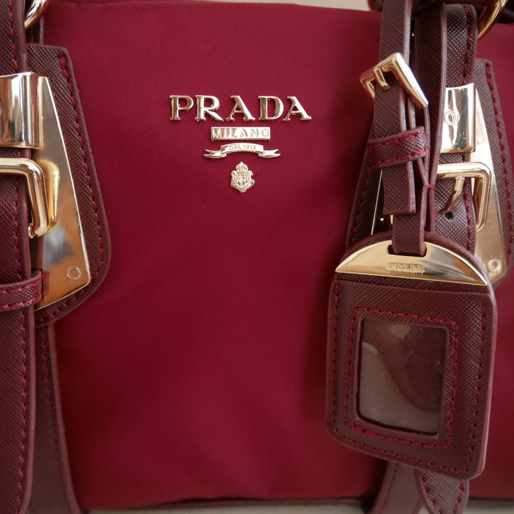 Restock!! รุ่นขายดีเว่อวัง **ถือแล้วหรูมาก กระเป๋าสะพายทรง Handbag จากงานพรีเมี่ยมกิ้ฟ แบรนด์ PRADA ของแท้100% เป็นกระเป๋าผ้า Nylon สลับหนัง PU จุของได้เยอะ สะพายไหล่ได้ เปิดปิดด้วยซิป ถือก็สวยๆ มีสายยาวค่ะ ใช้แล้วสวยมากๆคุ้มเกินราคารับประกัน รีบช้อปก่อนห