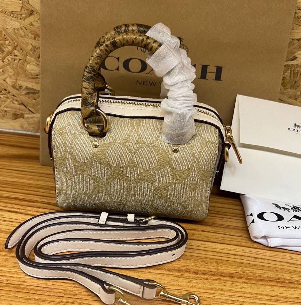 จิ๋วแต่แจ๋วไปเลยค่าา😘 COACH MICRO ROWAN CROSSBODY ((2300)) MINI พร้อมส่ง! บอกเลยสาวๆห้ามพลาด ใบจริงสวยมากๆค่ะ! กระเป๋าขนาดมินิๆ หนังCanvas ผสมหนังบายหูตรงหูหิ้วได้ลงตัวสวยวามมากๆเลยค่ะ//ด้านหน้ามีช่องซิปเล็กใส่เหรียญ เปิดปิดช่องหลักแบบซิป ภายในใส่