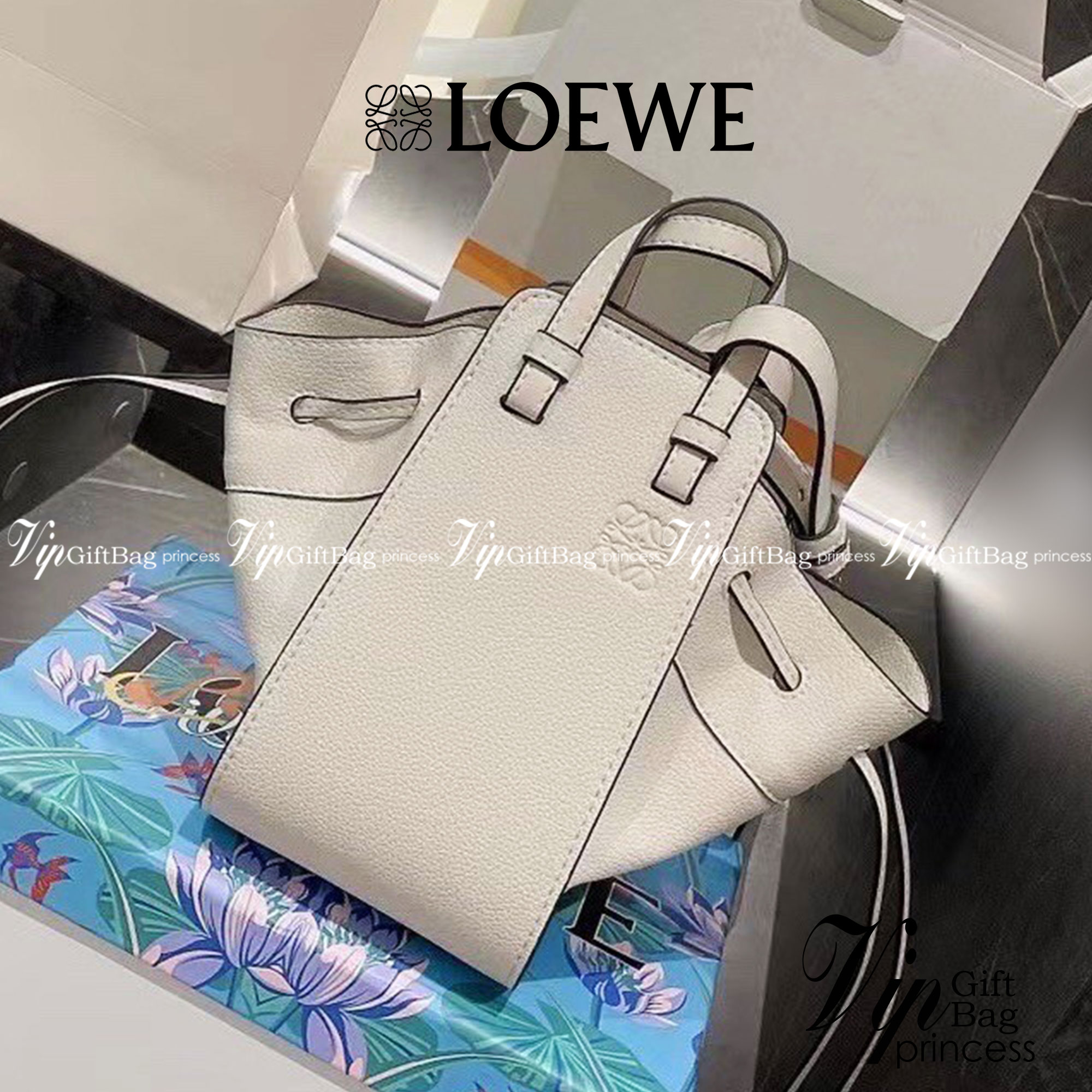 Loewe Small Hammock Leather Bag พร้อมส่ง 6 สี กระเป๋าถือหรือสะพาย รุ่น Rare items สุดๆ วัสดุหนังแท้ Calfskin หนังสวยดีไซน์มีเอกลักษณ์ ใบขนาดกำลังดี น้ำหนักเบา สามารถปรับได้หลายทรง ด้านข้างมีซิปปรับขยายได้ ภายในโล่งกว้าง ใส่กระเป๋าสตางค์ กล้อง มือถือ ของใช