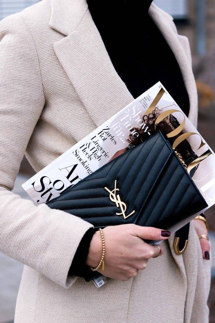 ไม่เคยผิดหวังจริงๆ!! กับรุ่นที่สาวๆรู้กัน Yves Saint laurent clutch bag with chain กระเป๋าสะพายทรง woc สุดฮอต ดีไซน์เรียบหรู โดดเด่นด้วยโลโก้ด้านหน้า เพิ่มดีเทลความผู้ดี วัสดุหนัง pepble ทนทาน ใช้งานง่ายเพียงแค่เปิด-ปิดด้วยกระดุมแม่เหล็ก ภายในแบ่งสัดส่วนไ