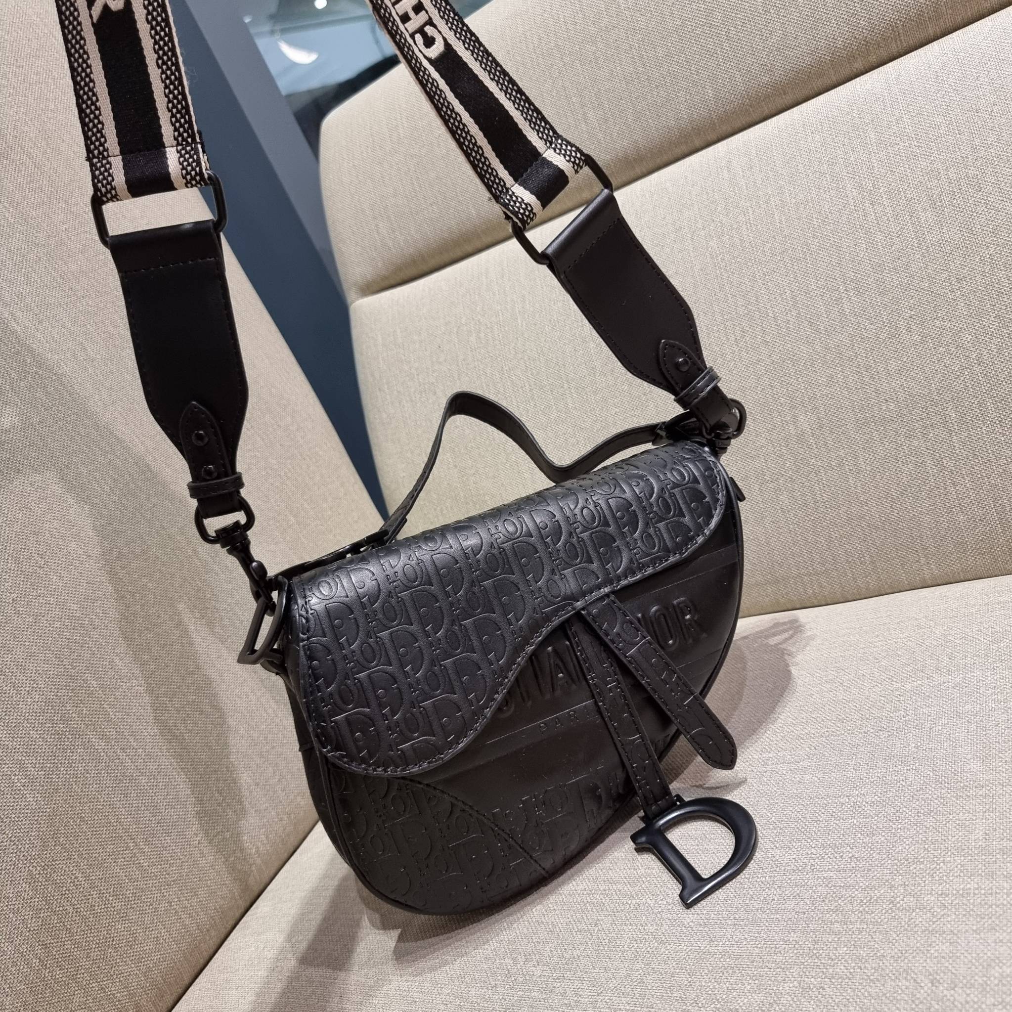 VIP CD OBLIQUE SADDLE BAG / DIOR SADDLE กระเป๋าสะพายข้าง ทรงสวยไม่ซ้ำใคร กิมมิคในตัว ดูแพง ไซส์ใหญ่ ดีไซน์ย้อนยุค เป็นเอกลักษณ์สวยทุกแบบ เปิด-ปิดด้วยกระดุมแม่เหล็กซ่อน ใช้งานง่ายมากๆ ภายในเป็นช่องโล่ง มีช่องซิป ใบสีดำเป็นหนังแท้ ใบลายเป็นผ้าแคนวาส ดูดี ดู